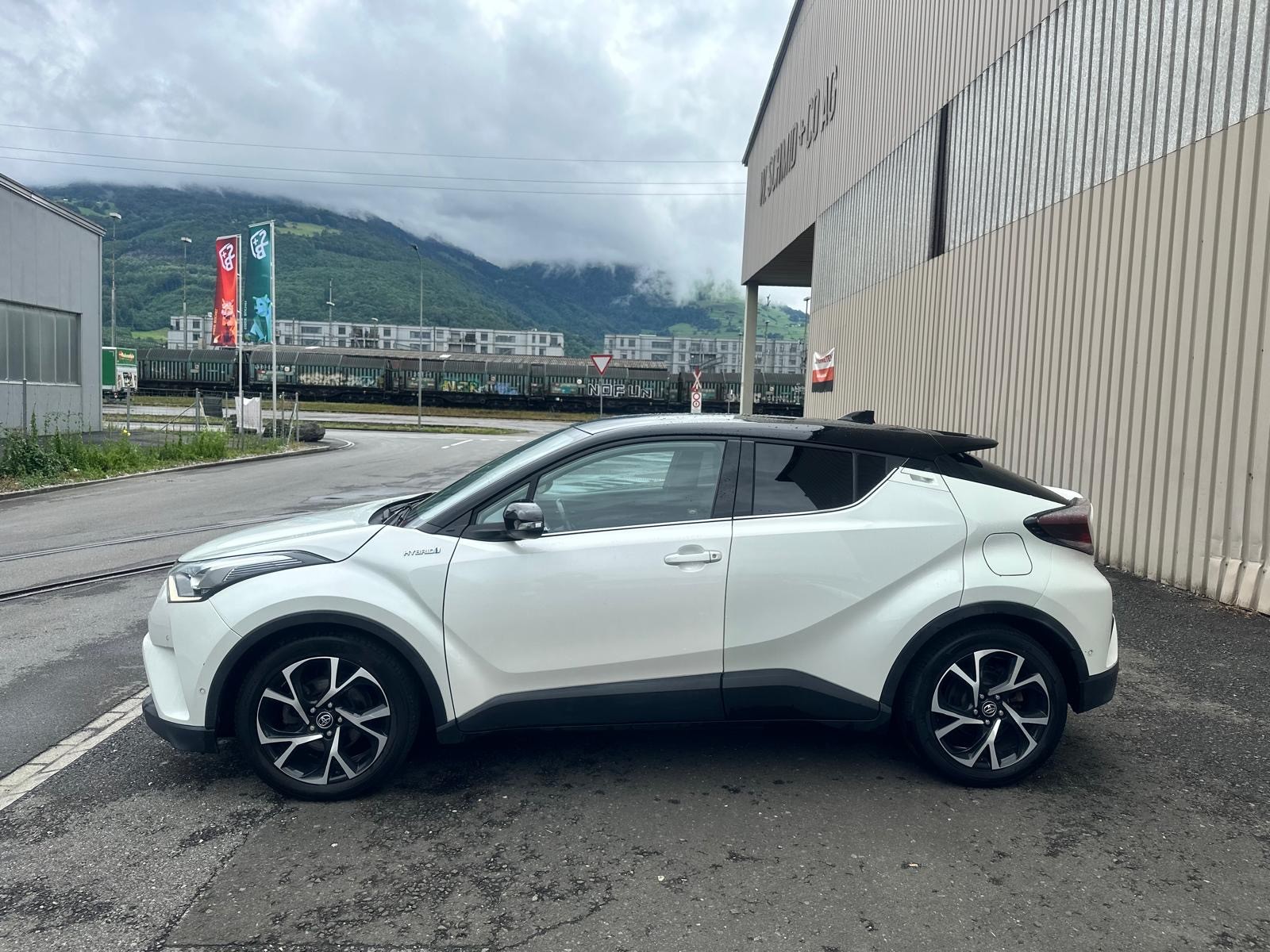 TOYOTA C-HR 1.8 HSD Comfort CVT-image-3