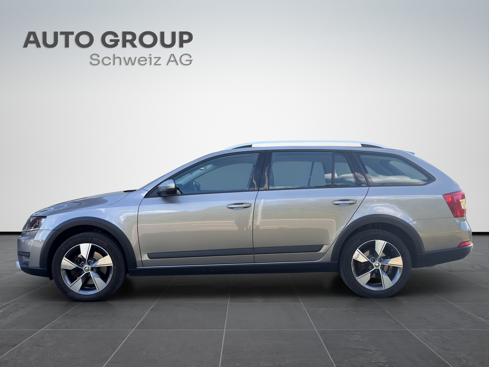 SKODA Octavia Combi 2.0 TDI Scout 4x4 DSG-showroom-element-1