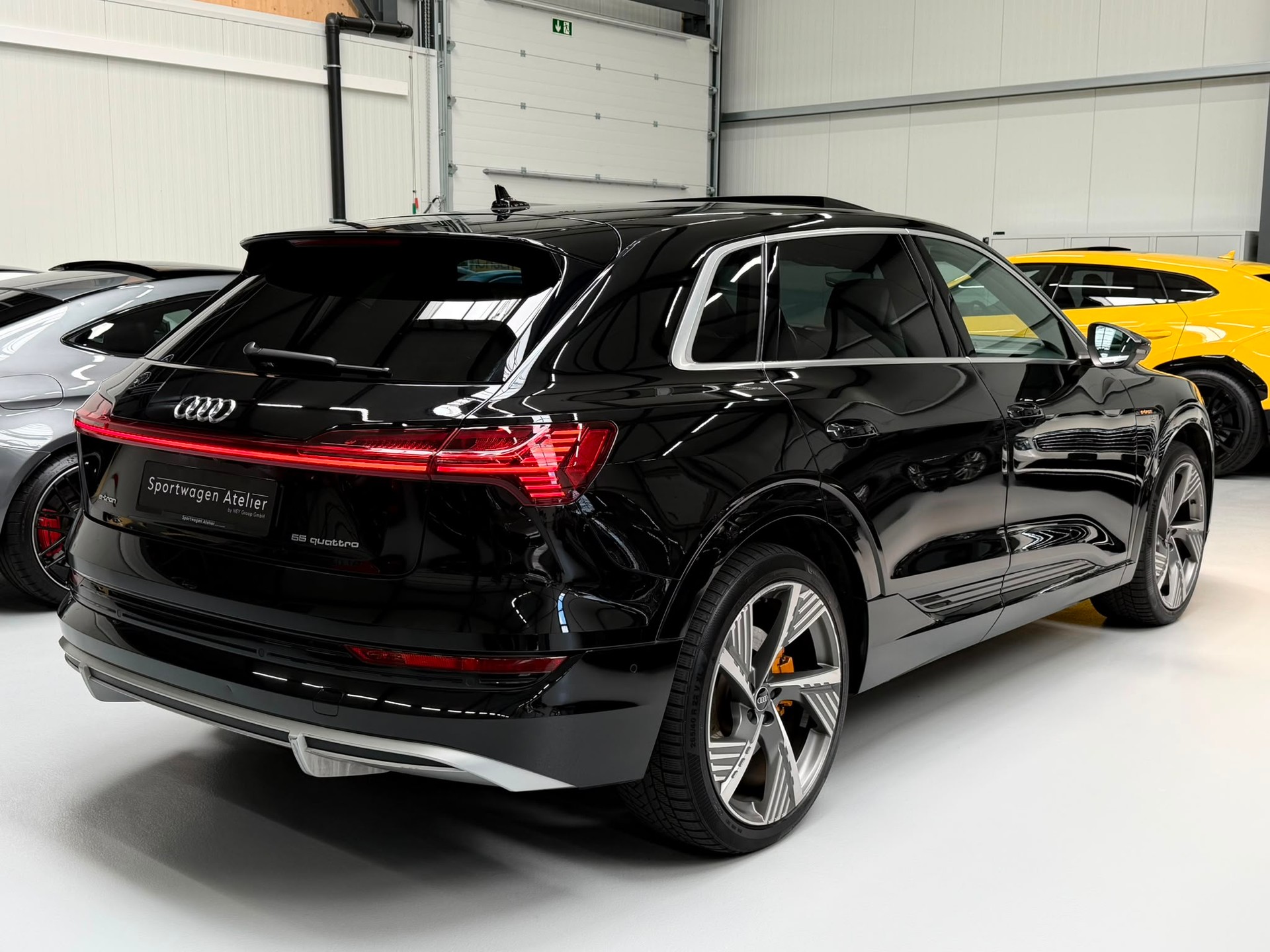 AUDI e-tron 55 S Line quattro-image-9