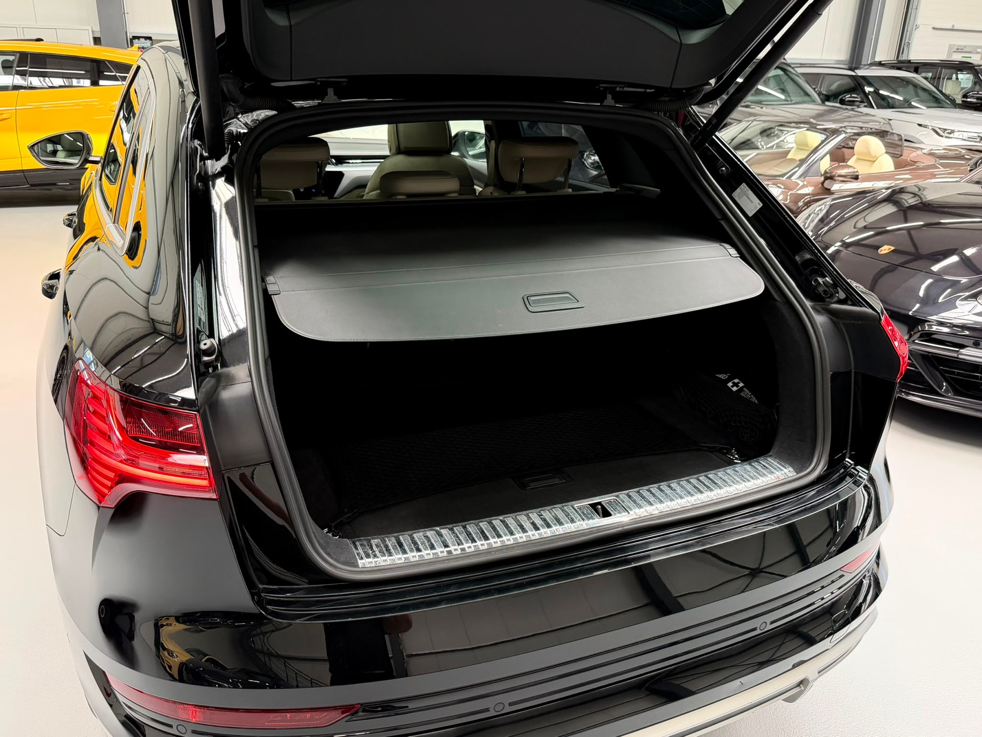AUDI e-tron 55 S Line quattro-image-27