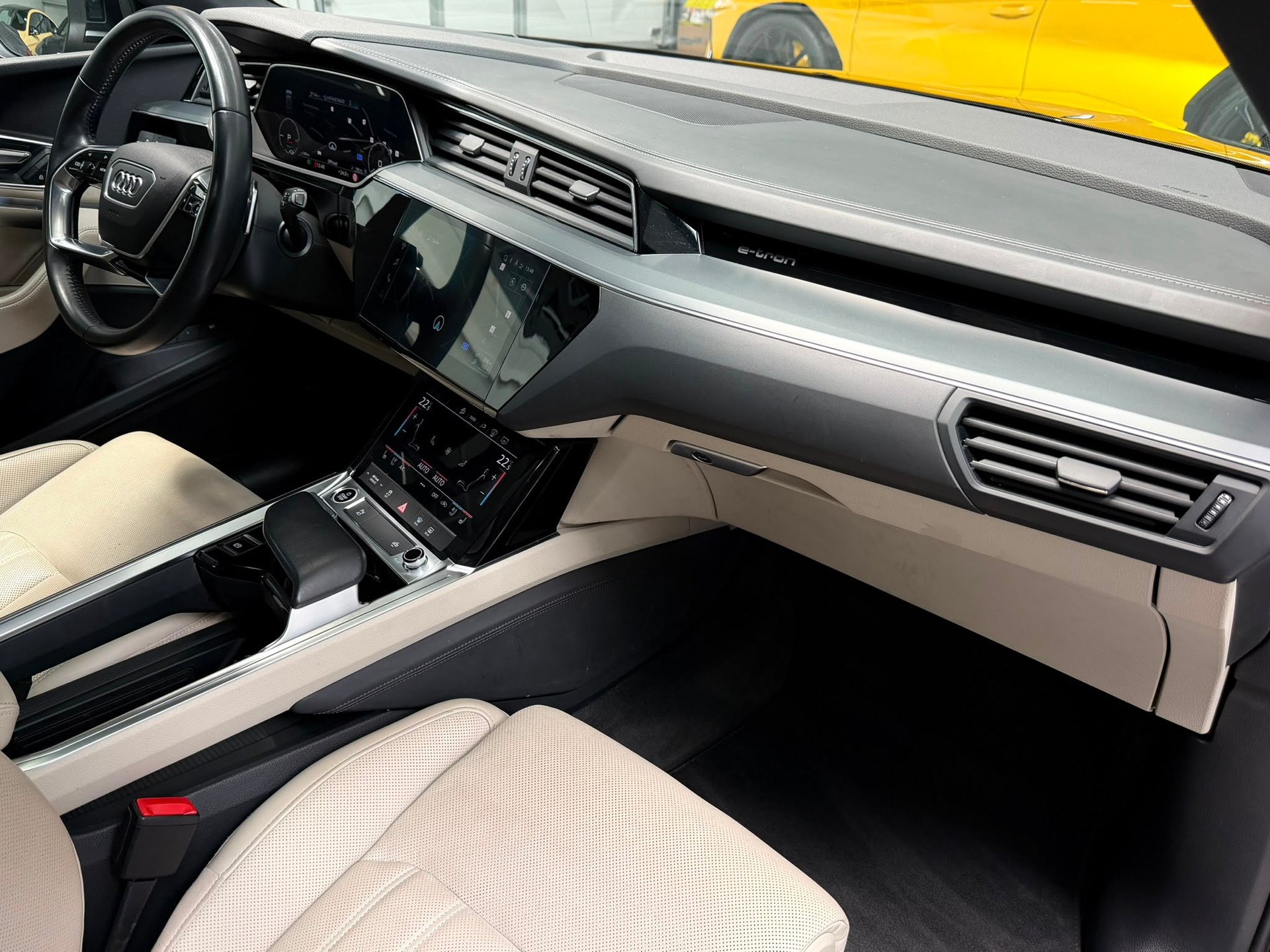 AUDI e-tron 55 S Line quattro-image-29