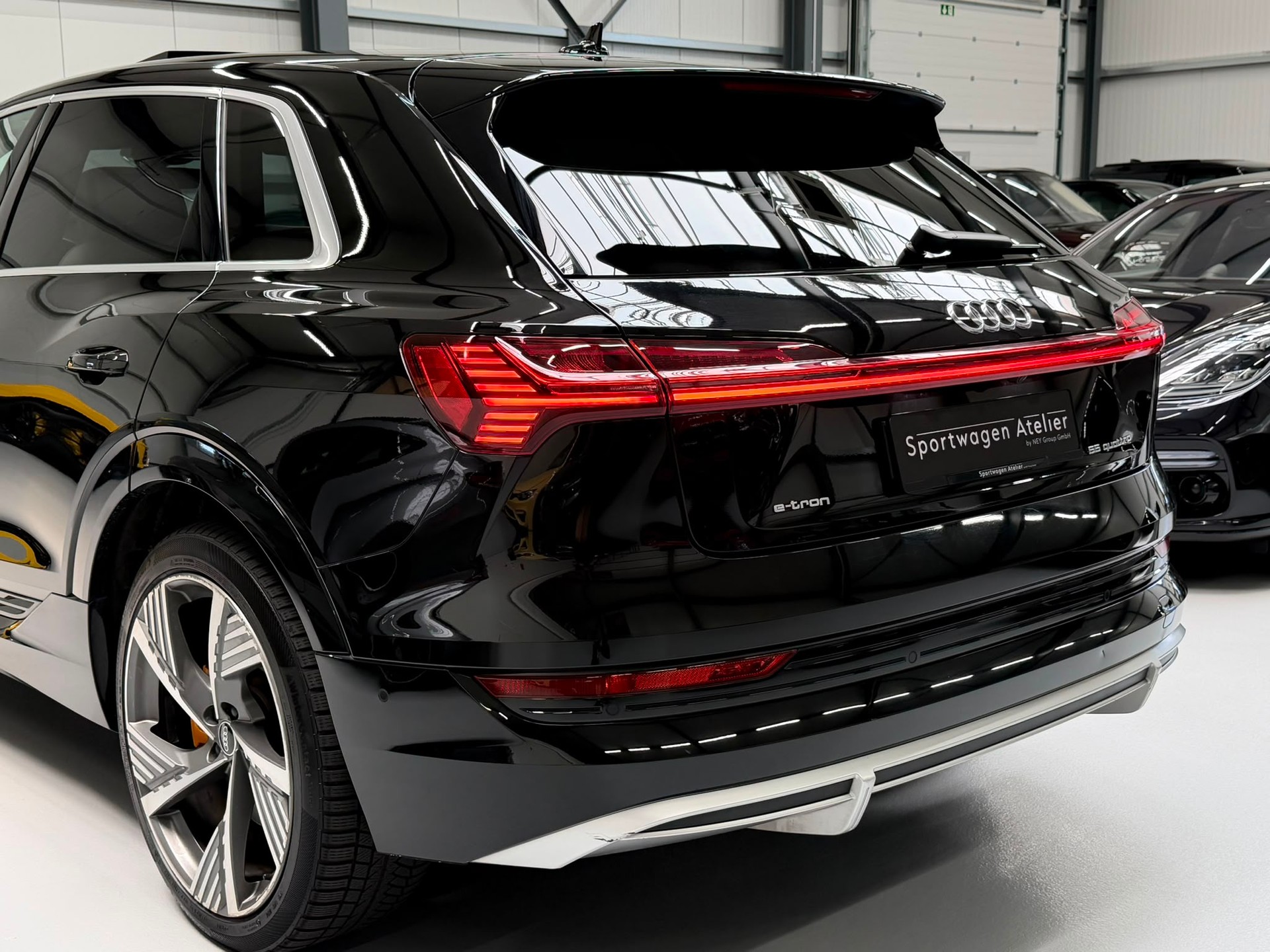 AUDI e-tron 55 S Line quattro-image-7