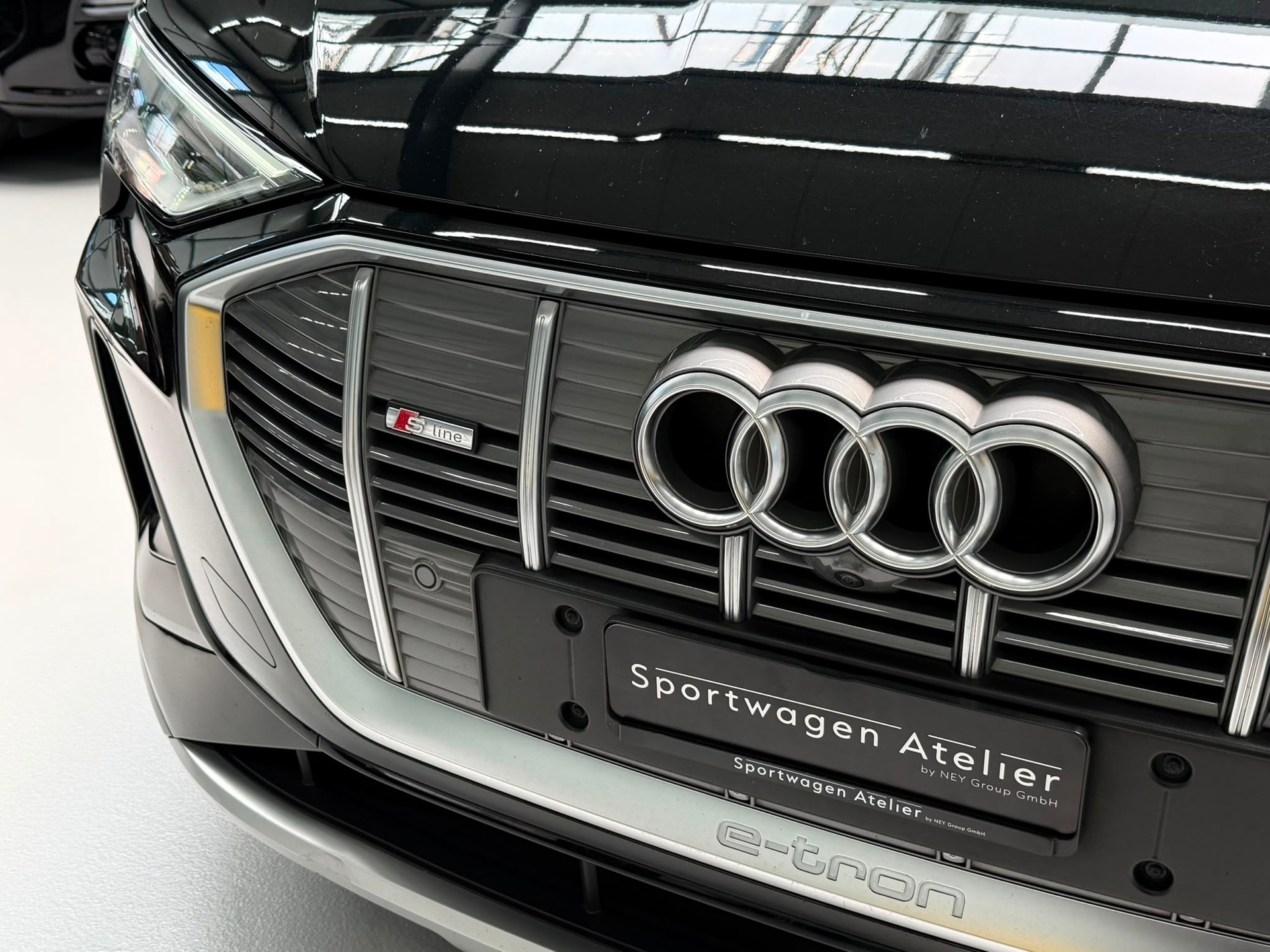 AUDI e-tron 55 S Line quattro-image-14