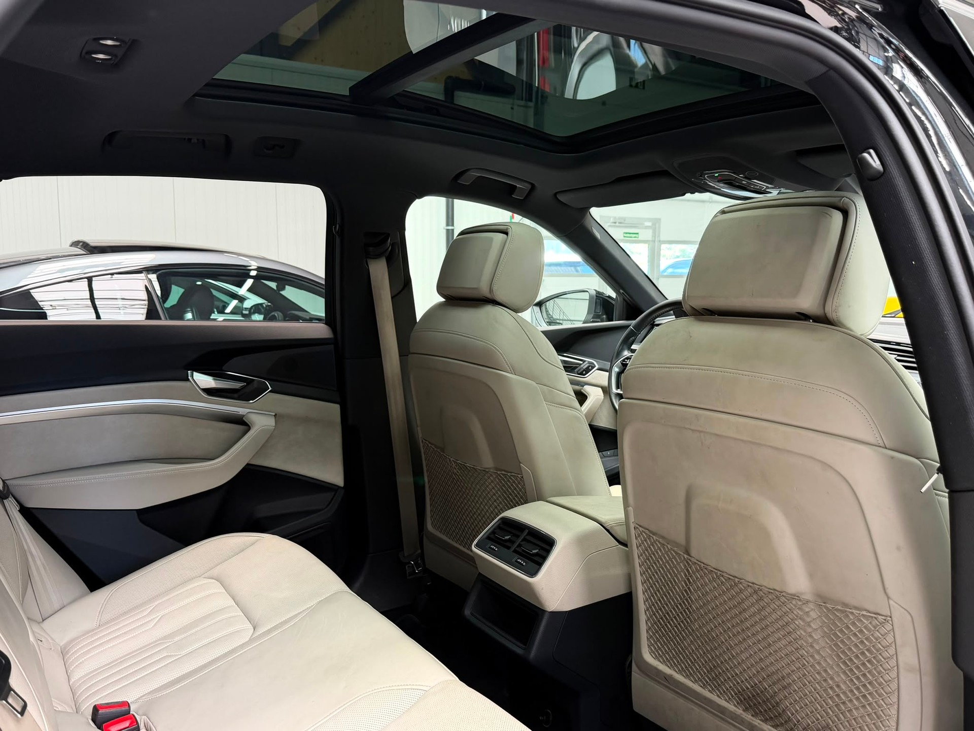 AUDI e-tron 55 S Line quattro-image-28