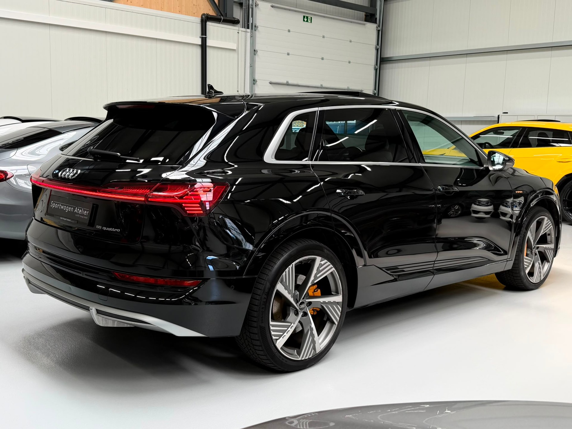 AUDI e-tron 55 S Line quattro-image-10