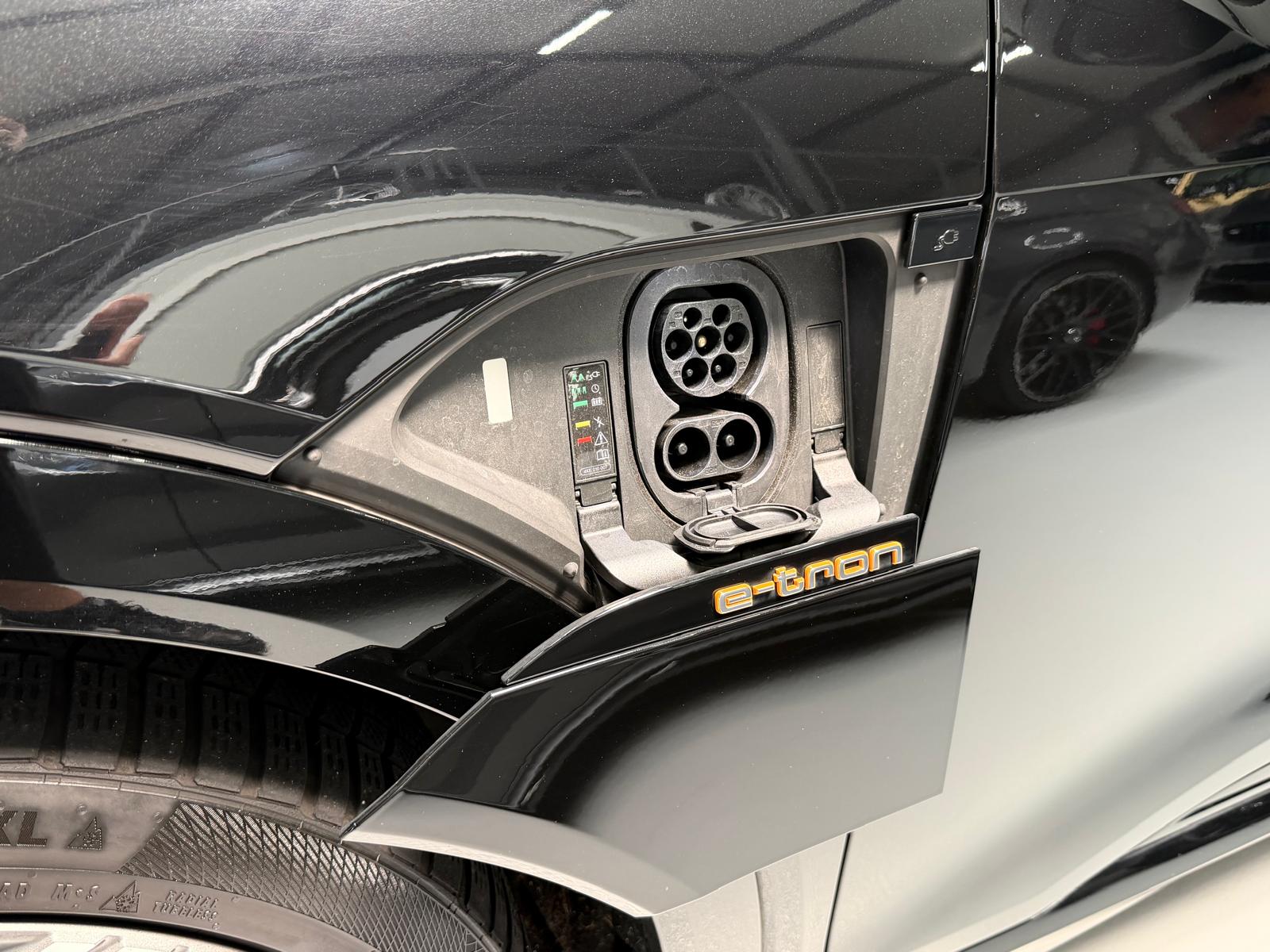 AUDI e-tron 55 S Line quattro-image-3