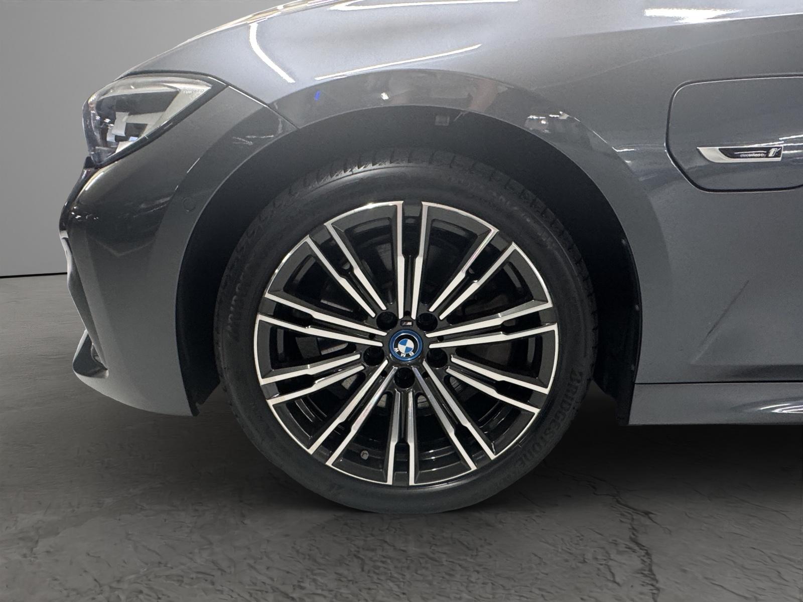 BMW 320e Limousine-image-8