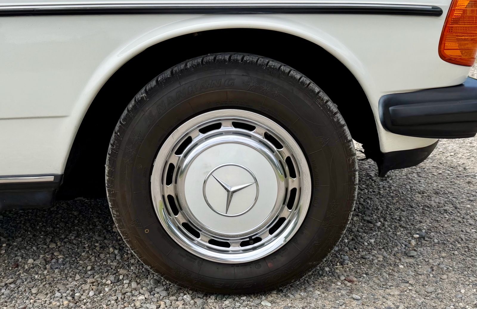 MERCEDES-BENZ 200 W123-image-5