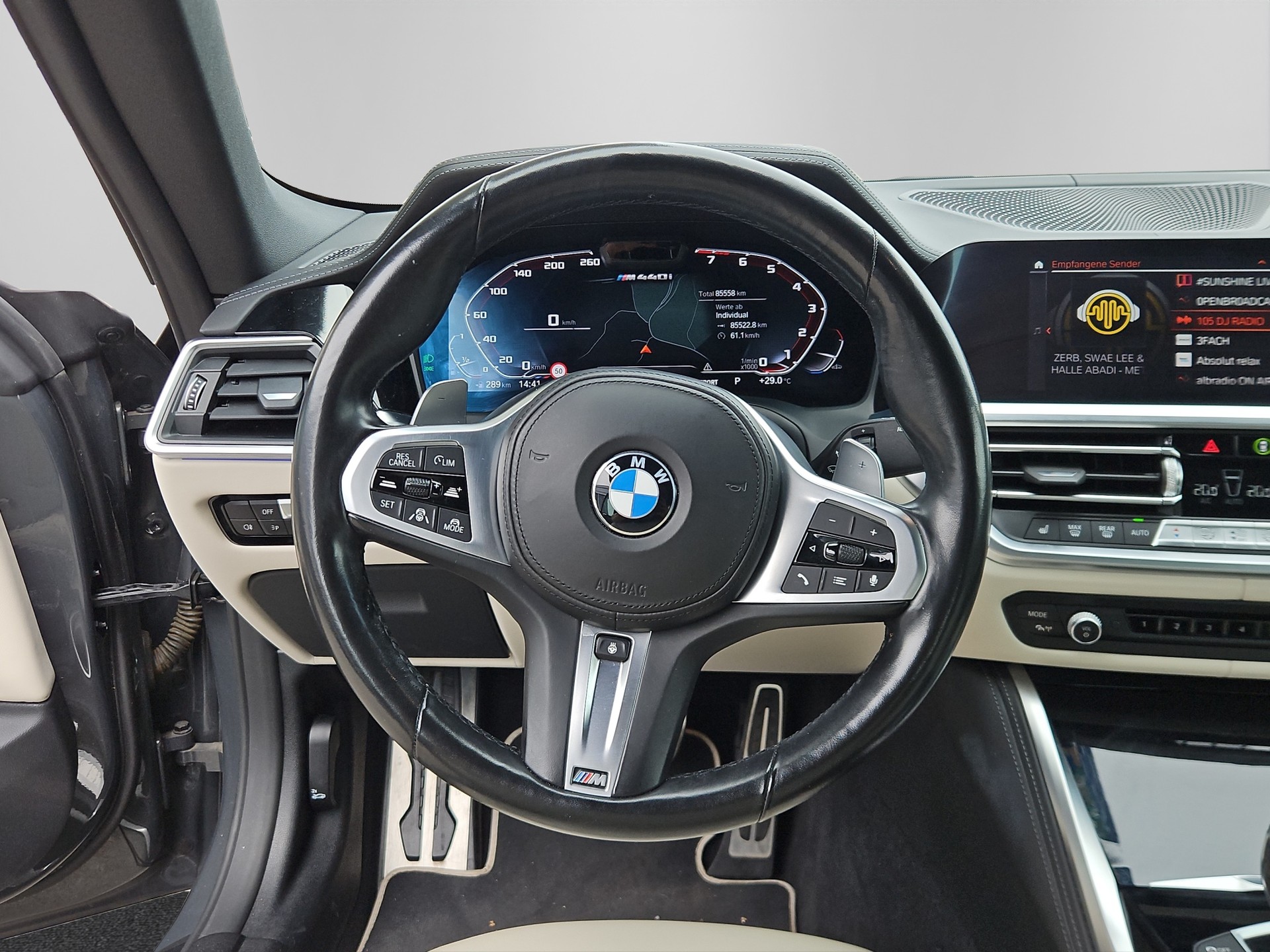 BMW M440i xDrive Cabrio-image-12