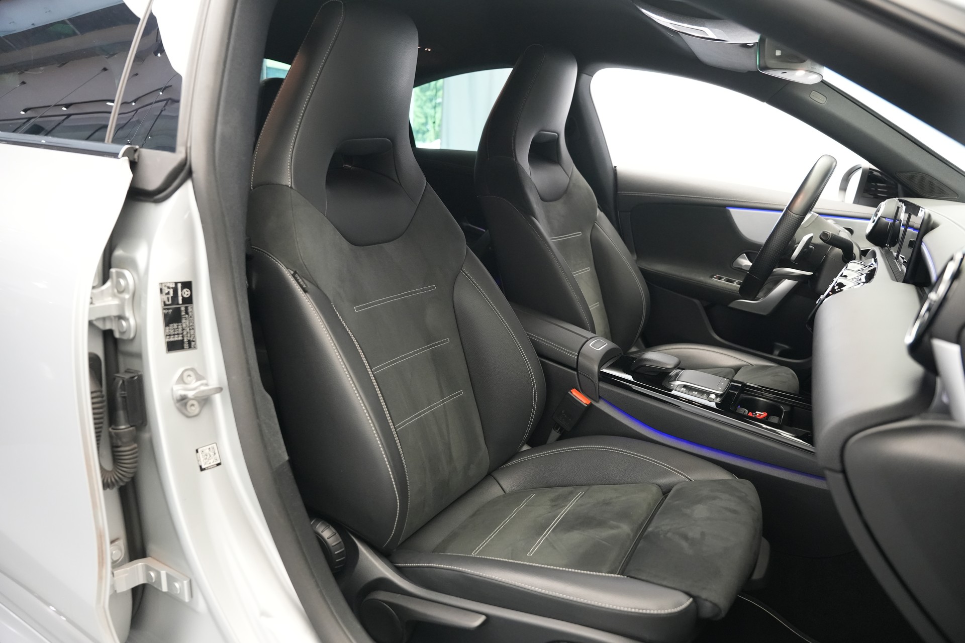MERCEDES-BENZ CLA 200 AMG Line 7G-DCT-image-13