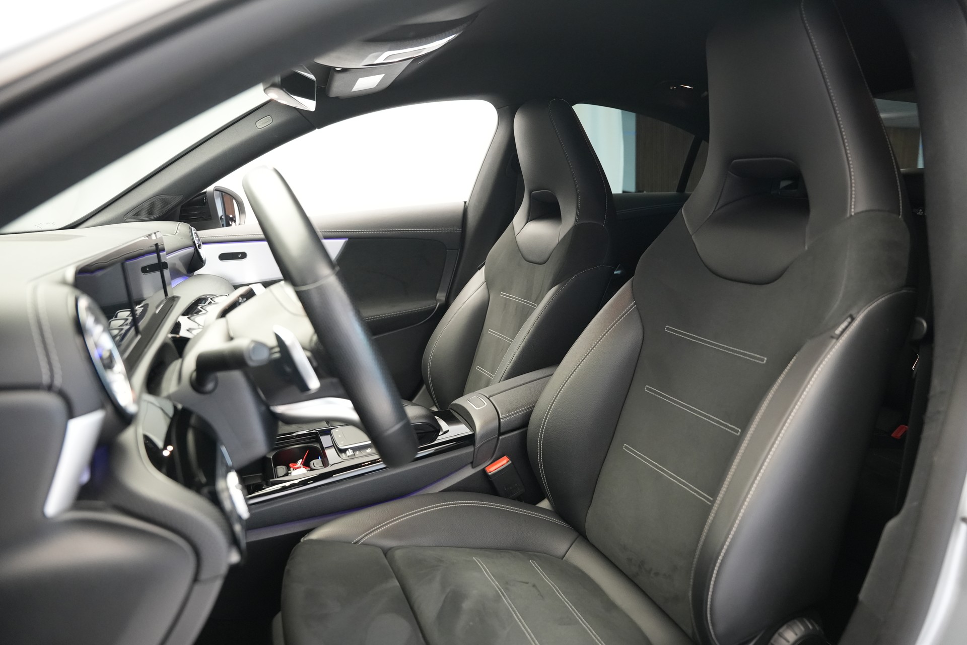 MERCEDES-BENZ CLA 200 AMG Line 7G-DCT-image-12
