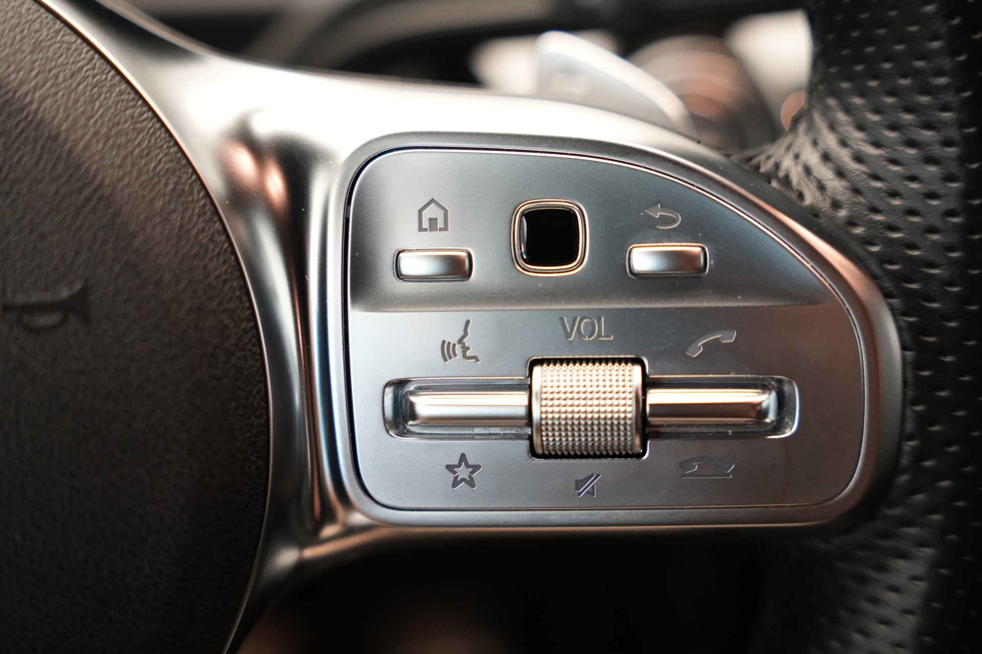 MERCEDES-BENZ CLA 200 AMG Line 7G-DCT-image-24