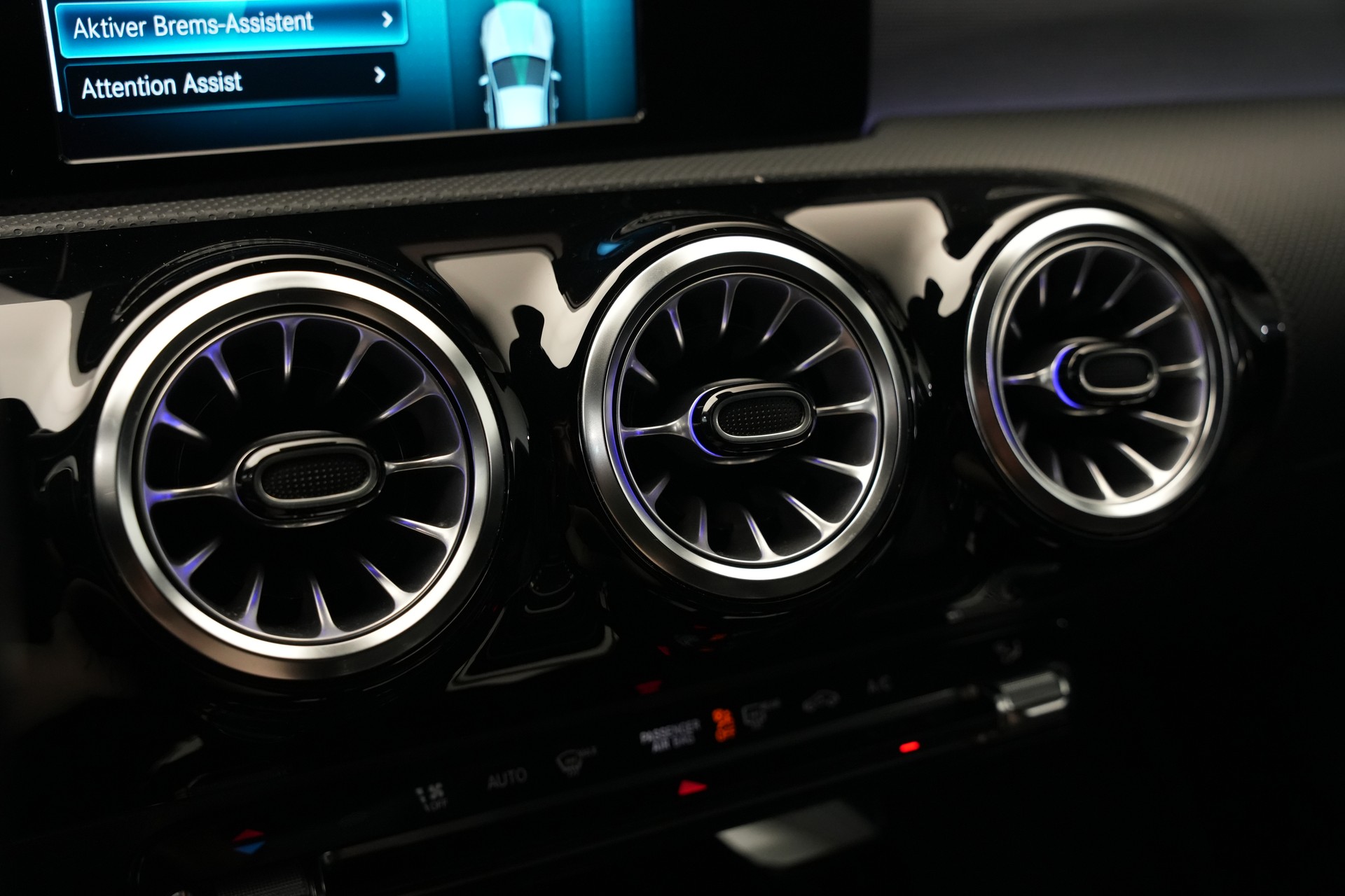 MERCEDES-BENZ CLA 200 AMG Line 7G-DCT-image-32