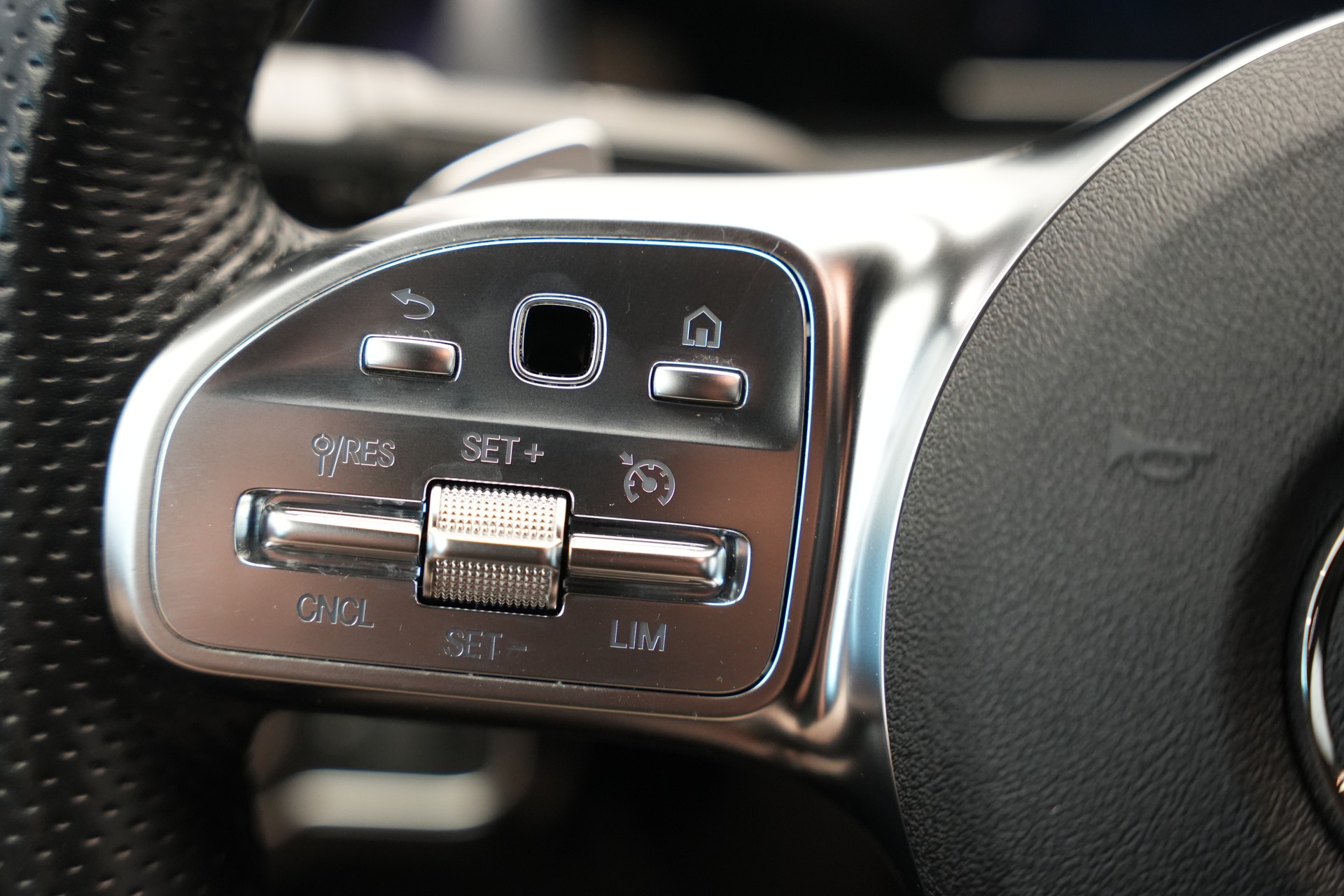 MERCEDES-BENZ CLA 200 AMG Line 7G-DCT-image-23