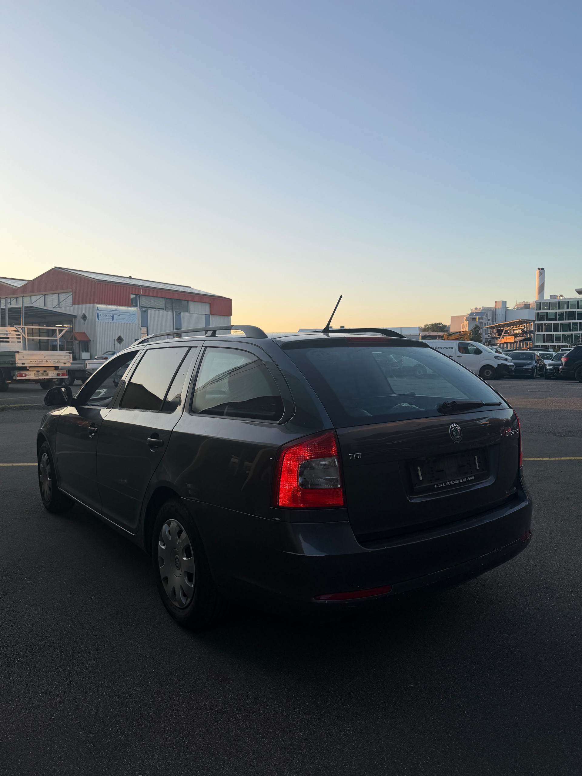 SKODA Octavia Combi 2.0 TDI Family-image-4