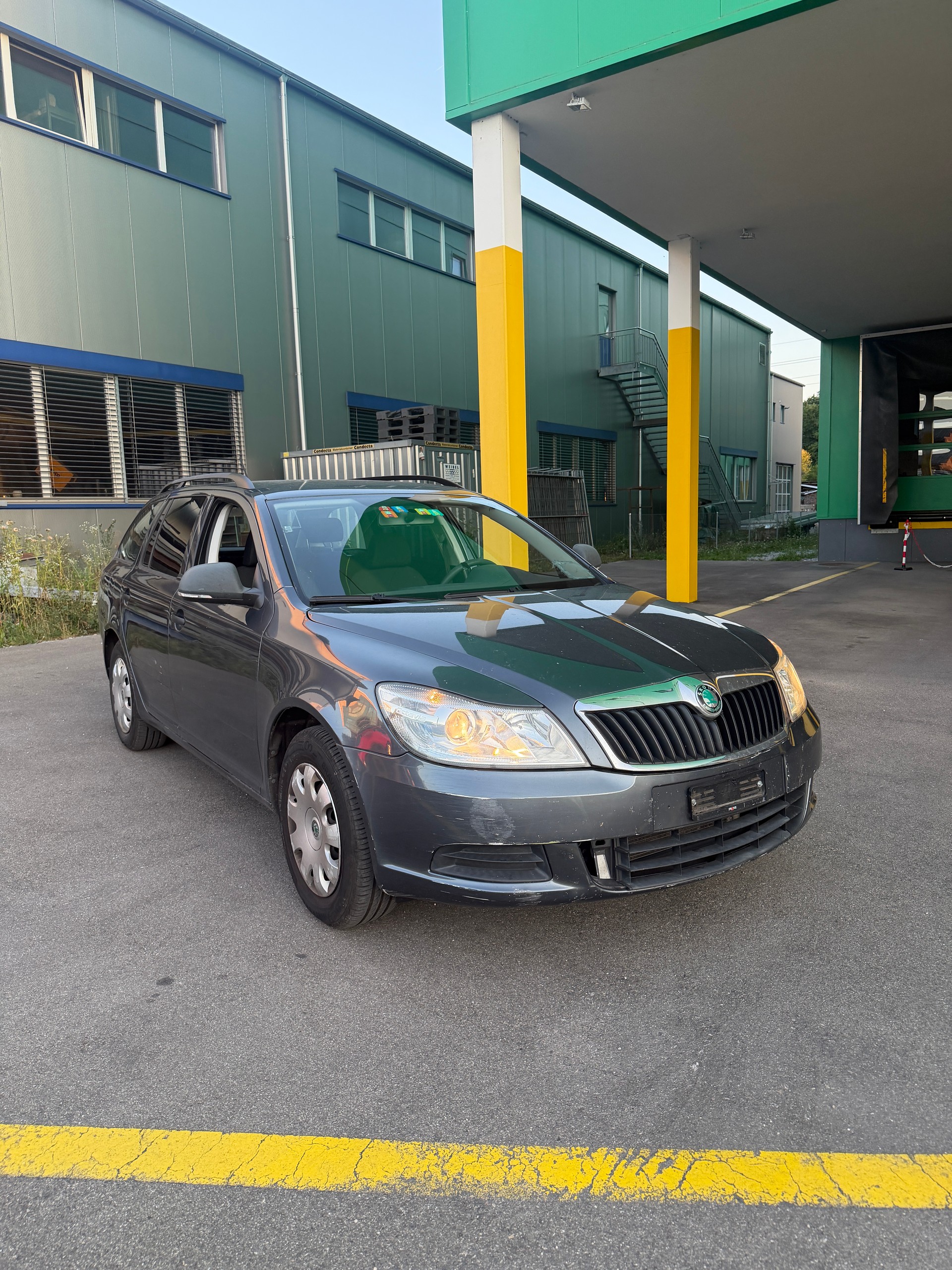 SKODA Octavia Combi 2.0 TDI Family-image-0