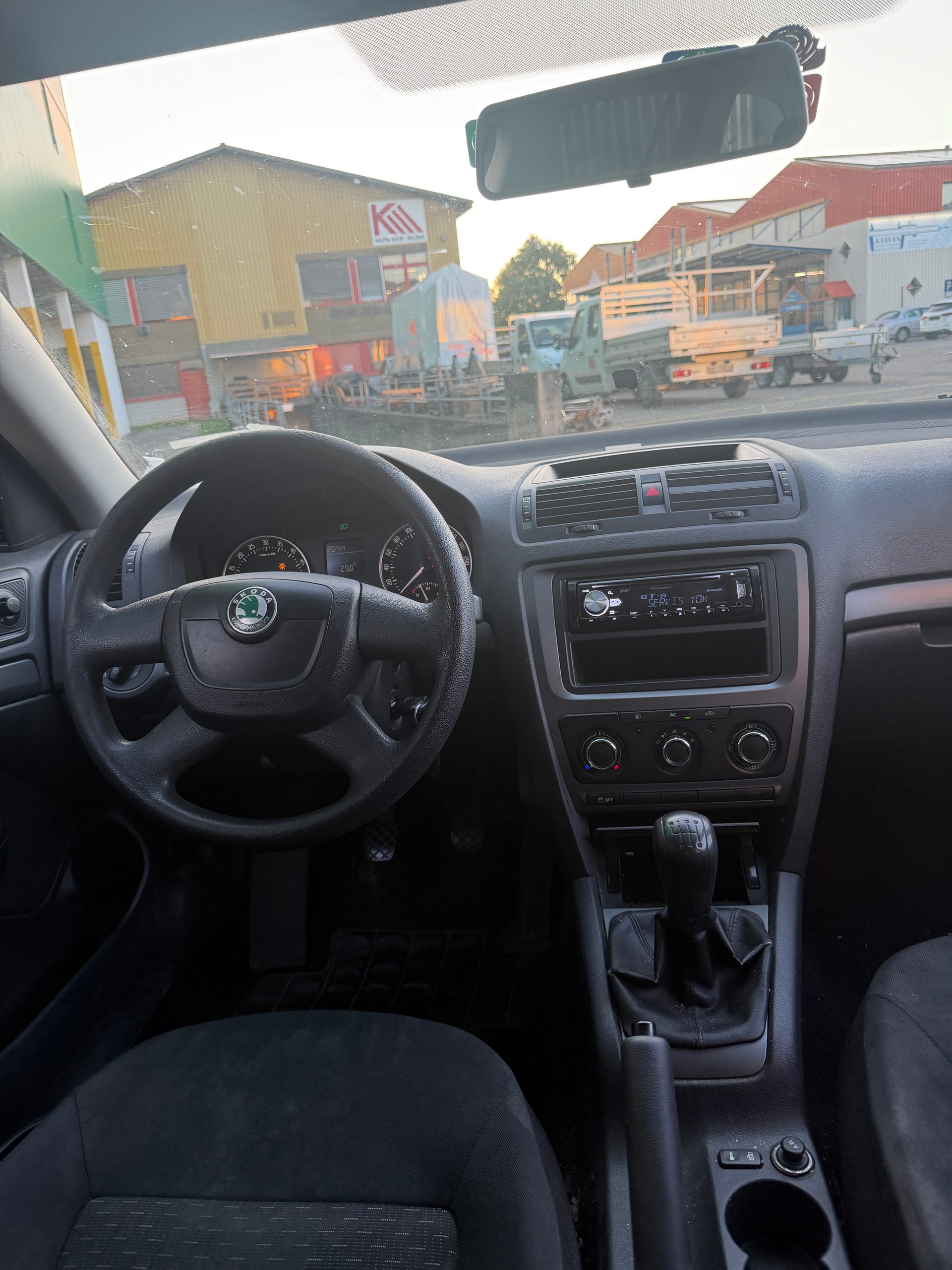 SKODA Octavia Combi 2.0 TDI Family-image-9