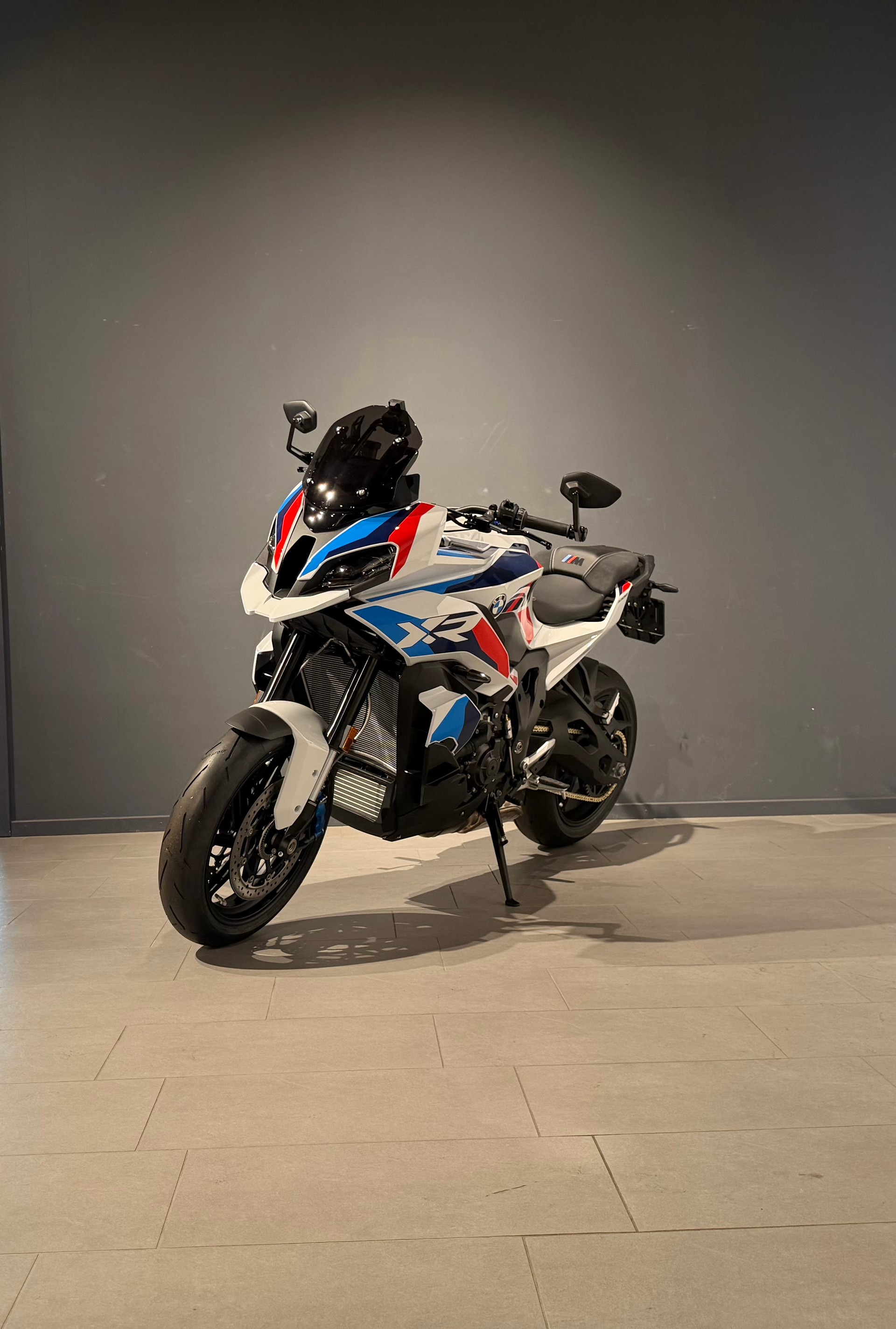 BMW M 1000 XR-showroom-element-2
