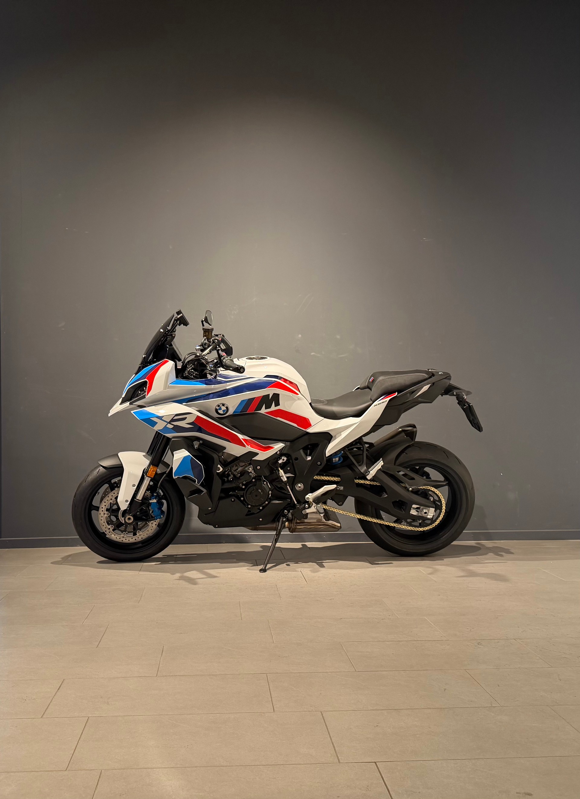 BMW M 1000 XR-showroom-element-3
