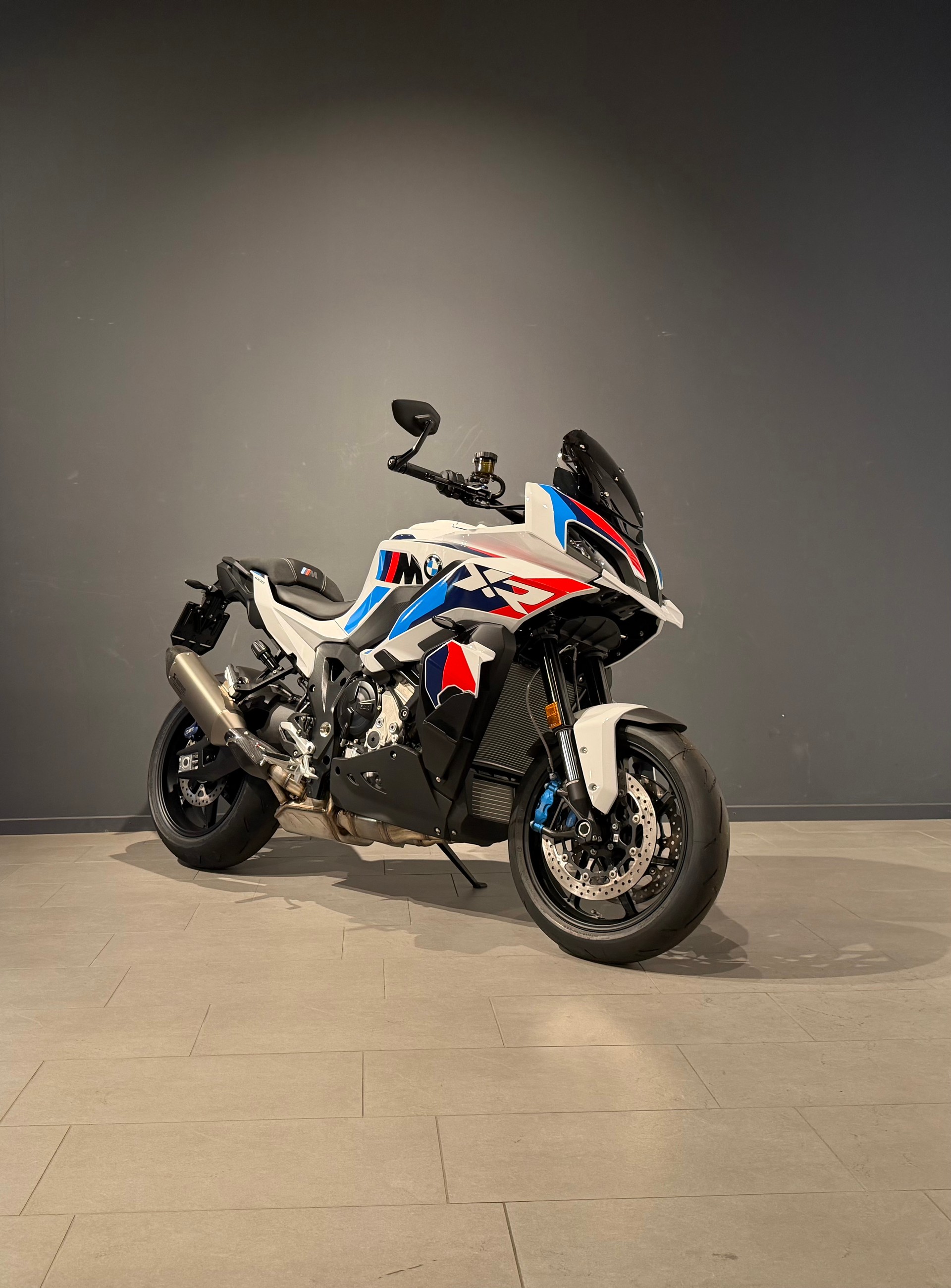 BMW M 1000 XR-showroom-element-1