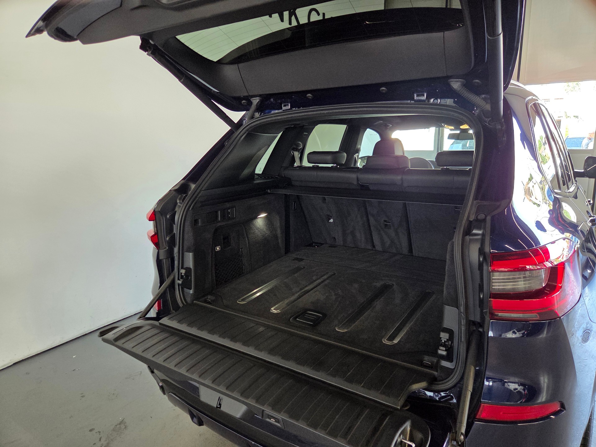 BMW X5 M50i xDrive-image-25