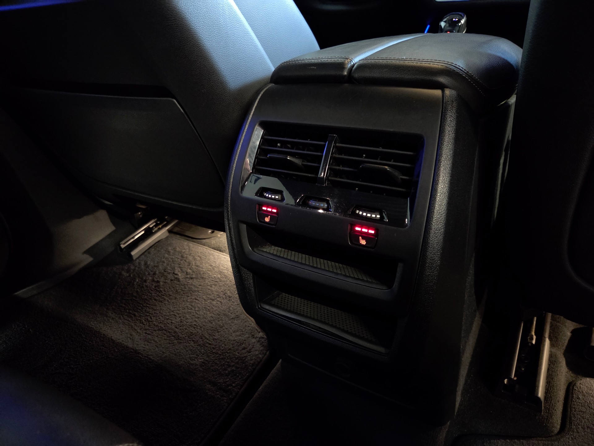 BMW X5 M50i xDrive-image-24