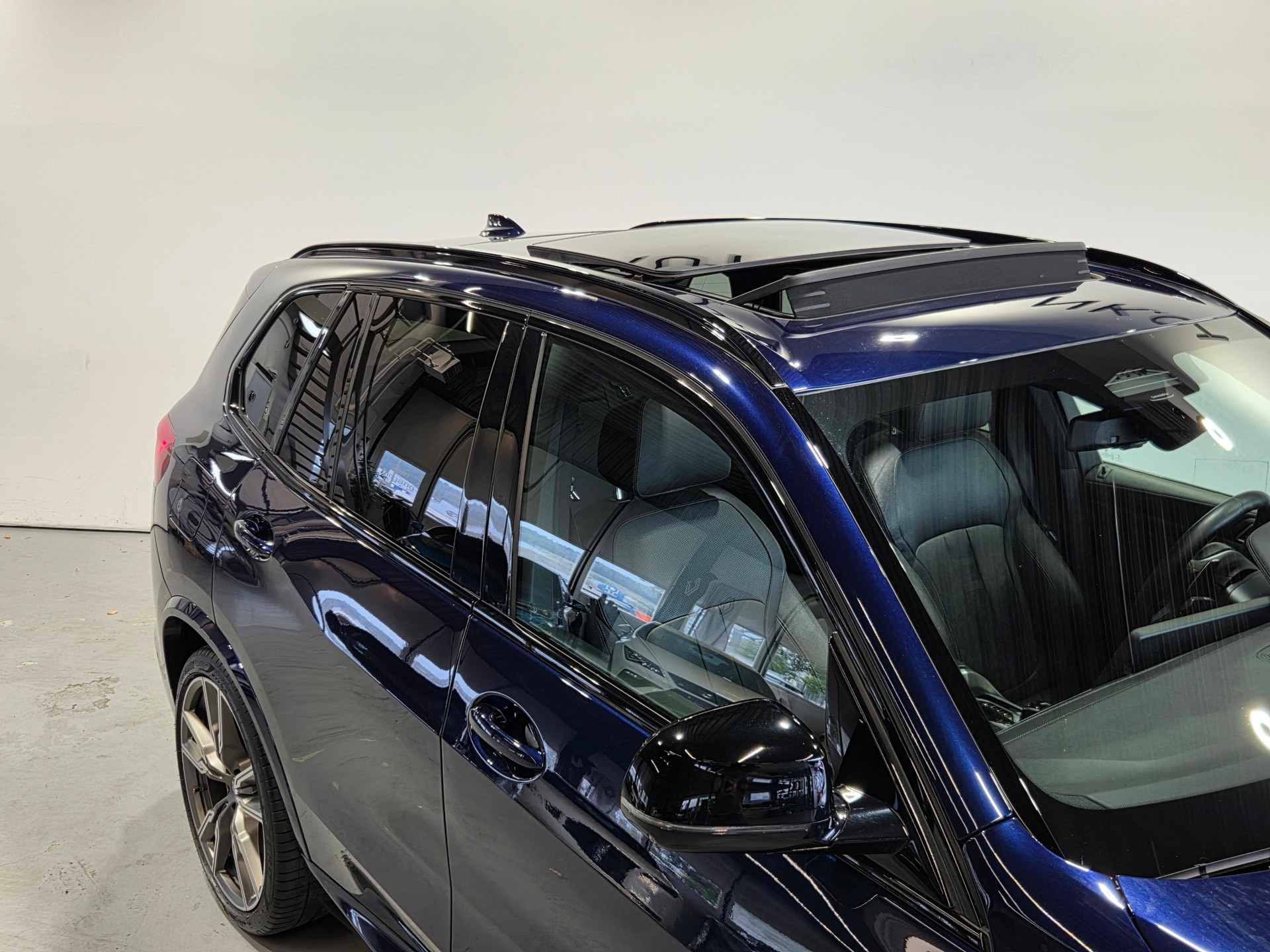 BMW X5 M50i xDrive-image-11