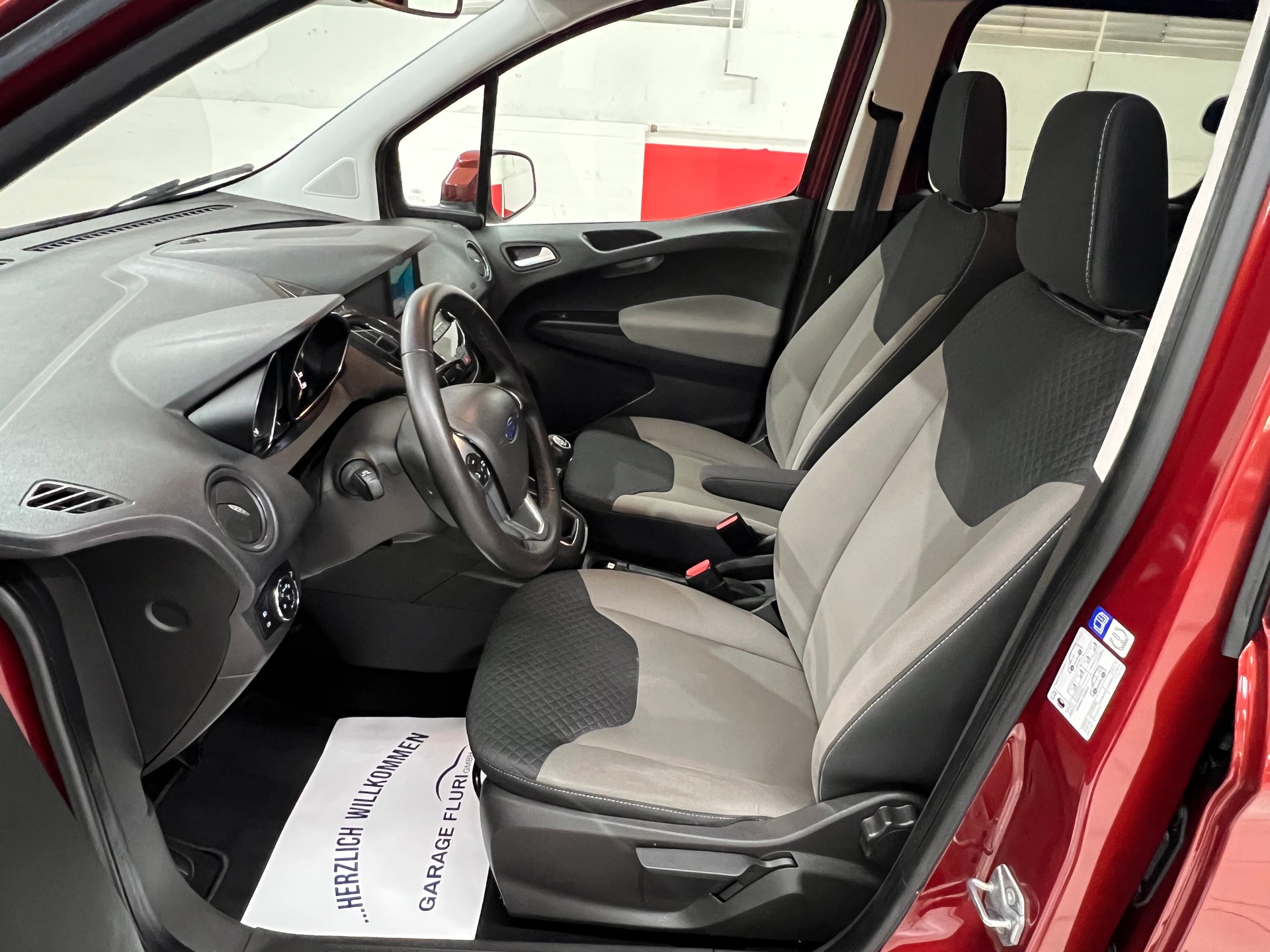 FORD Tourneo Courier 1.0 SCTi Titanium-image-11