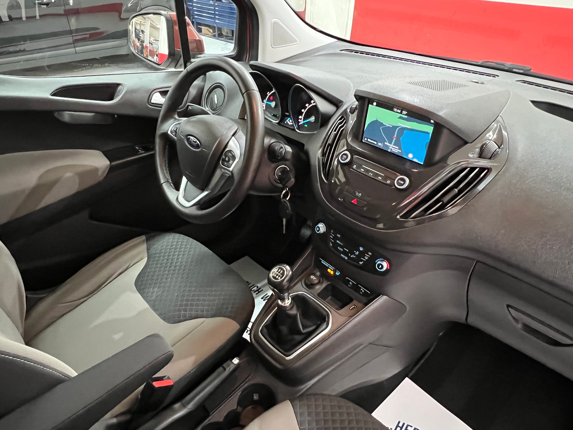 FORD Tourneo Courier 1.0 SCTi Titanium-image-13