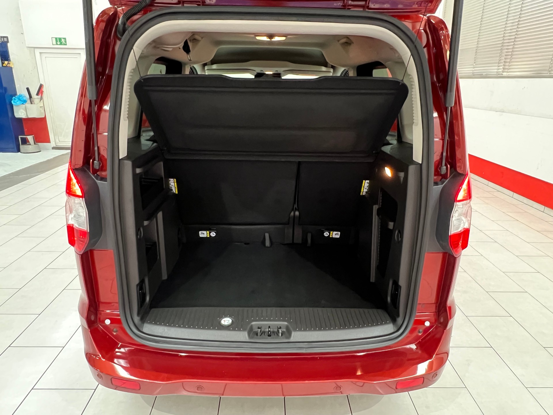 FORD Tourneo Courier 1.0 SCTi Titanium-image-14