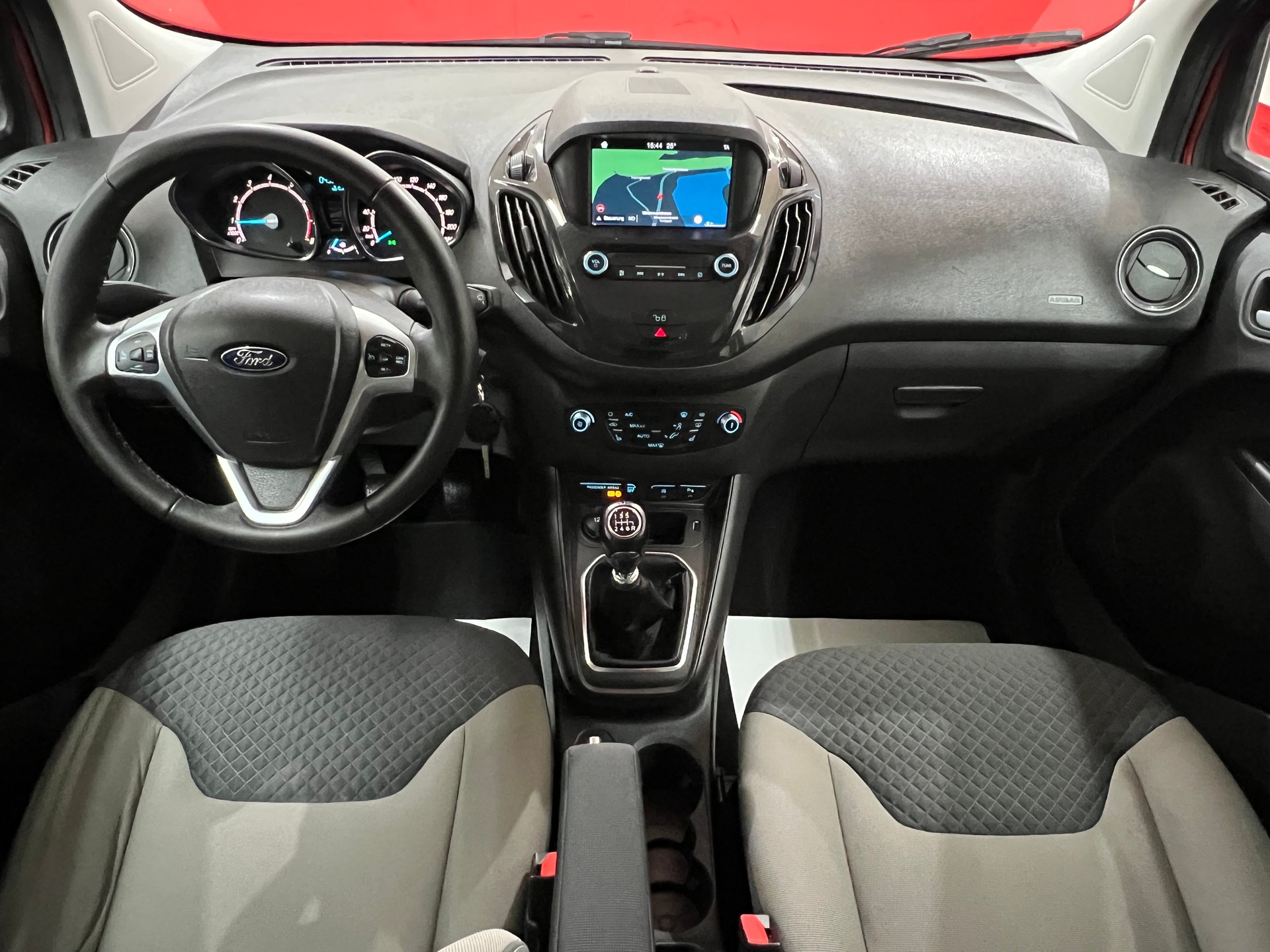 FORD Tourneo Courier 1.0 SCTi Titanium-image-9