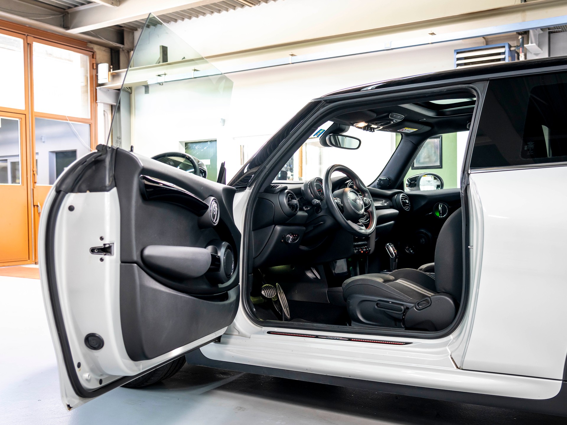 MINI Cooper John Cooper Works Steptronic-image-16