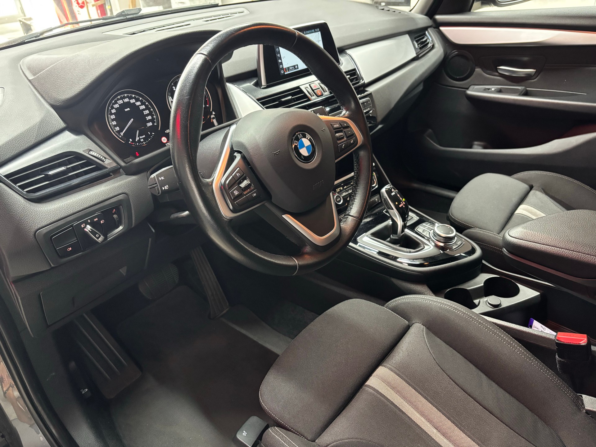 BMW 218d Gran Tourer Steptronic-image-5