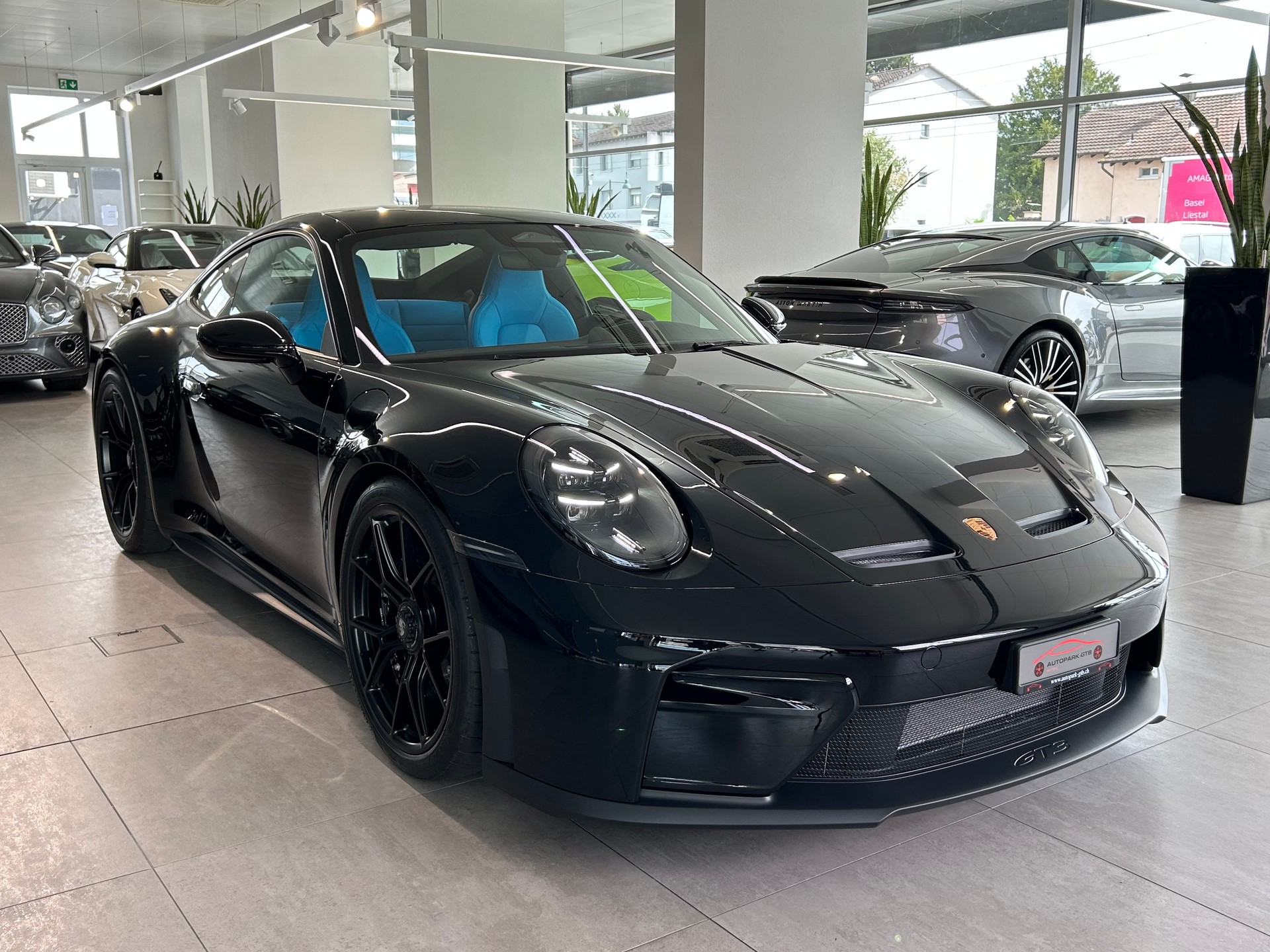 PORSCHE 911 GT3 Touring-image-1