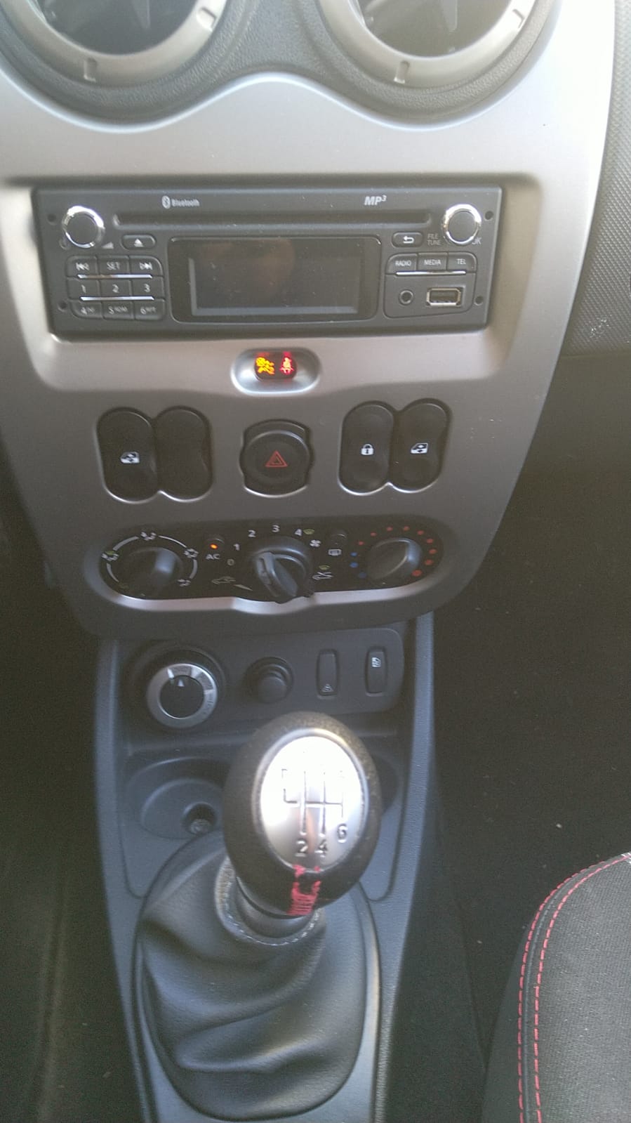 DACIA Duster 1.6 Lauréate 4x4-image-7