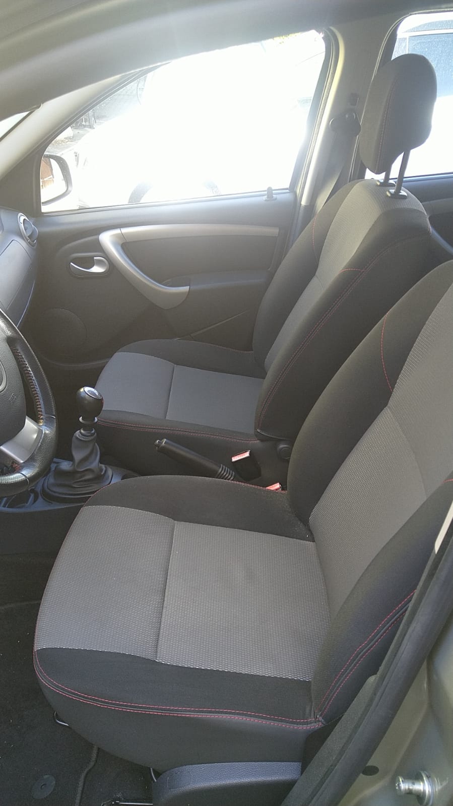 DACIA Duster 1.6 Lauréate 4x4-image-6
