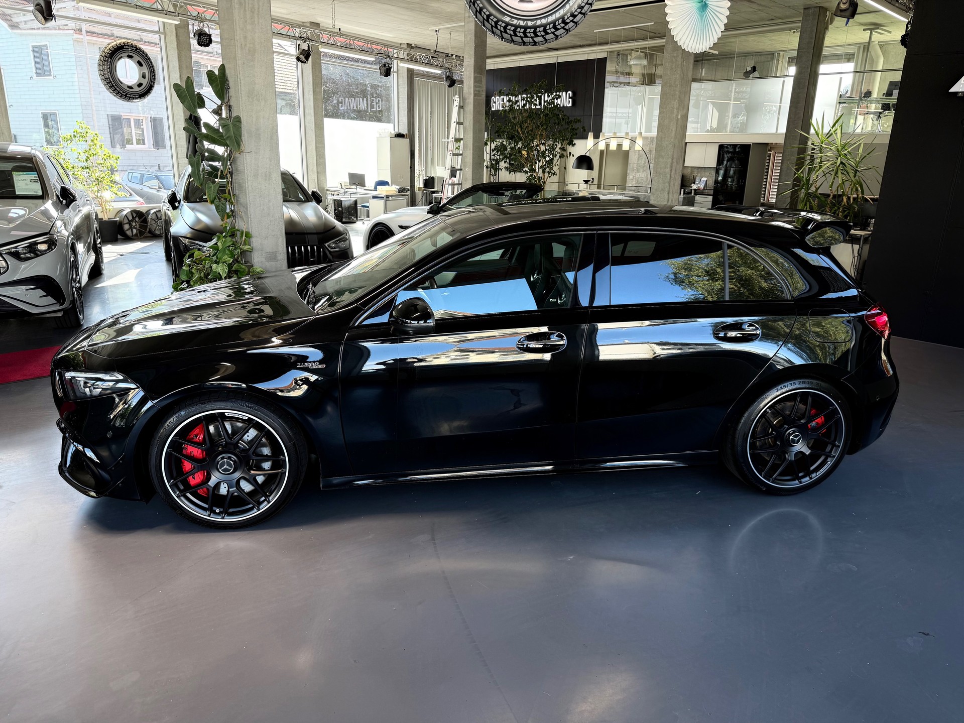 MERCEDES-BENZ A AMG 45 S 4Matic+ 8G-DCT-showroom-element-3