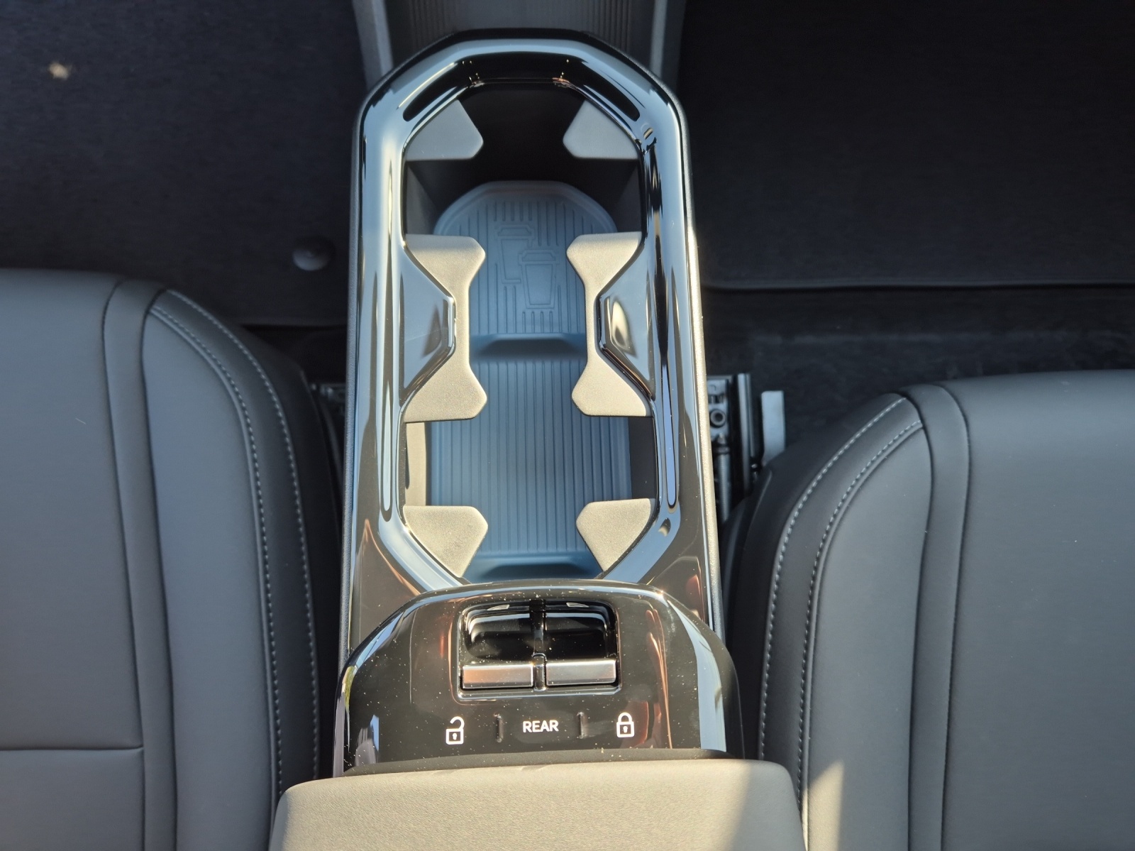 VOLVO EX30 CC P8 Plus AWD-image-13