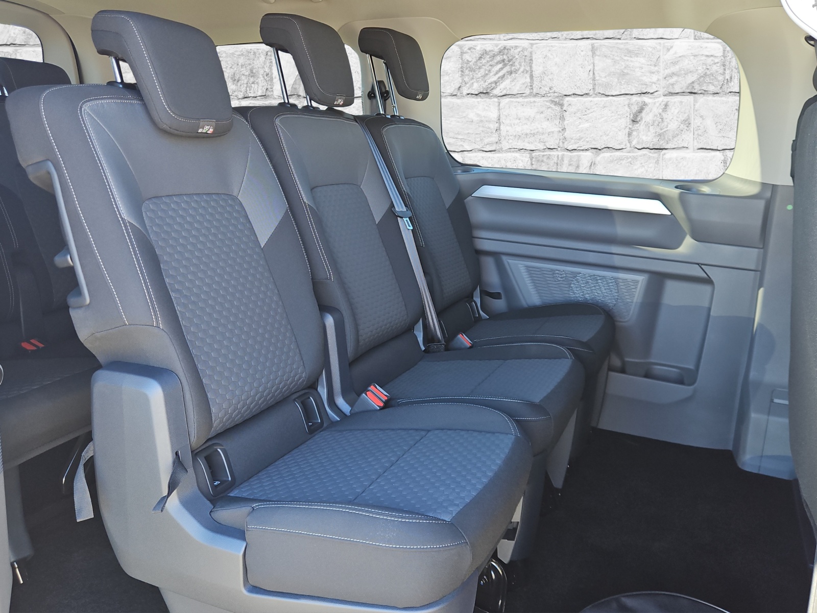 VW Caravelle BEV Life-image-12