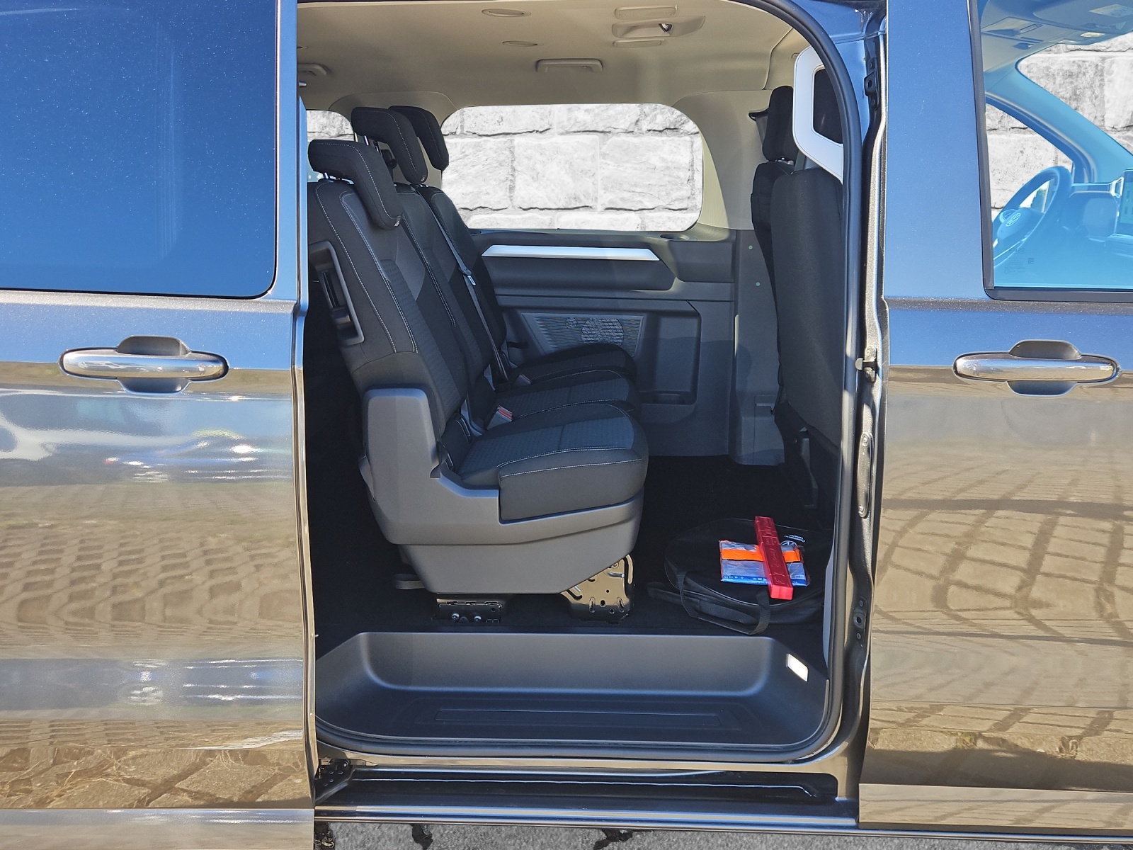VW Caravelle BEV Life-image-11