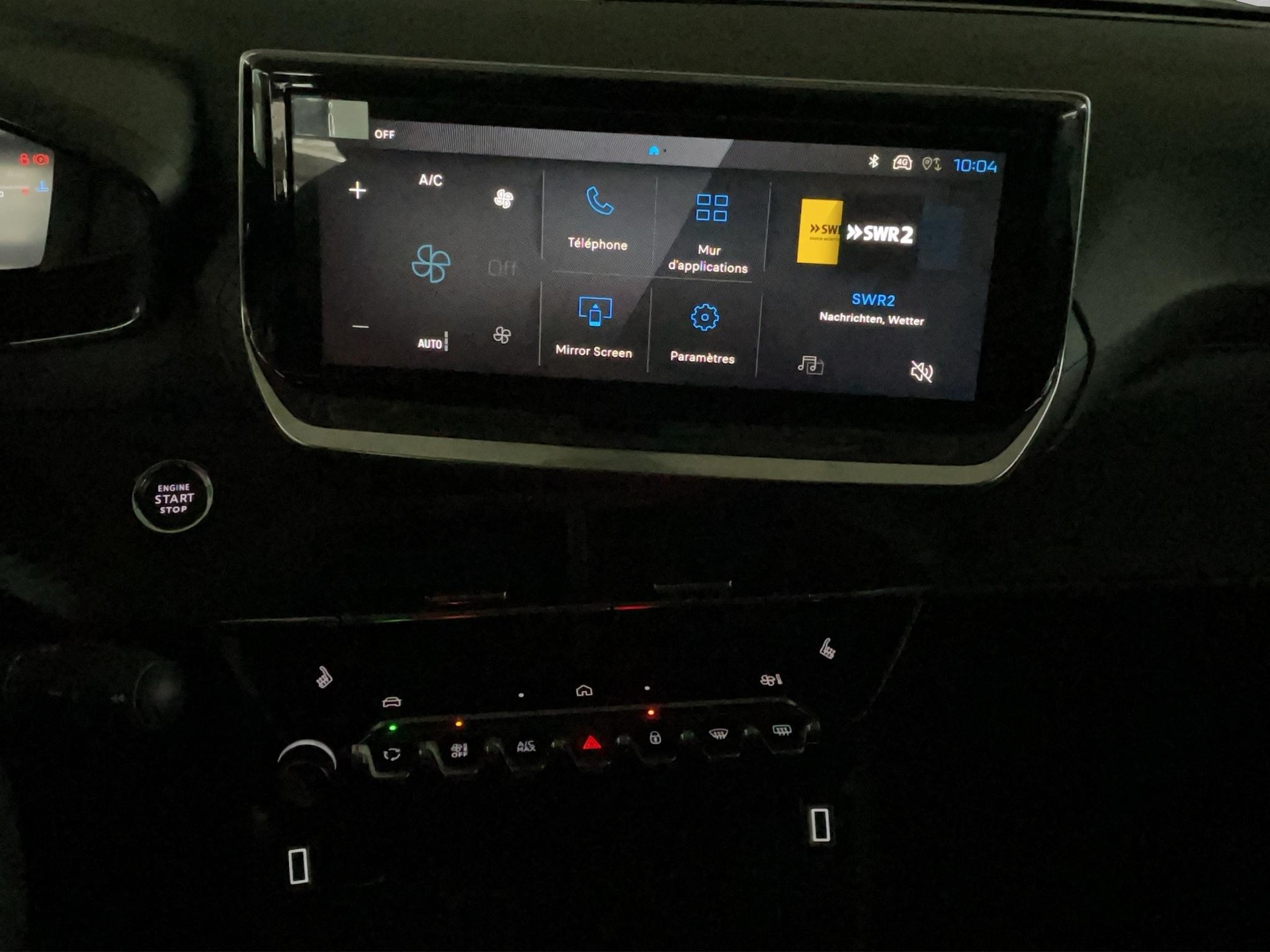 PEUGEOT 208 1.2 Hybrid Style-image-11