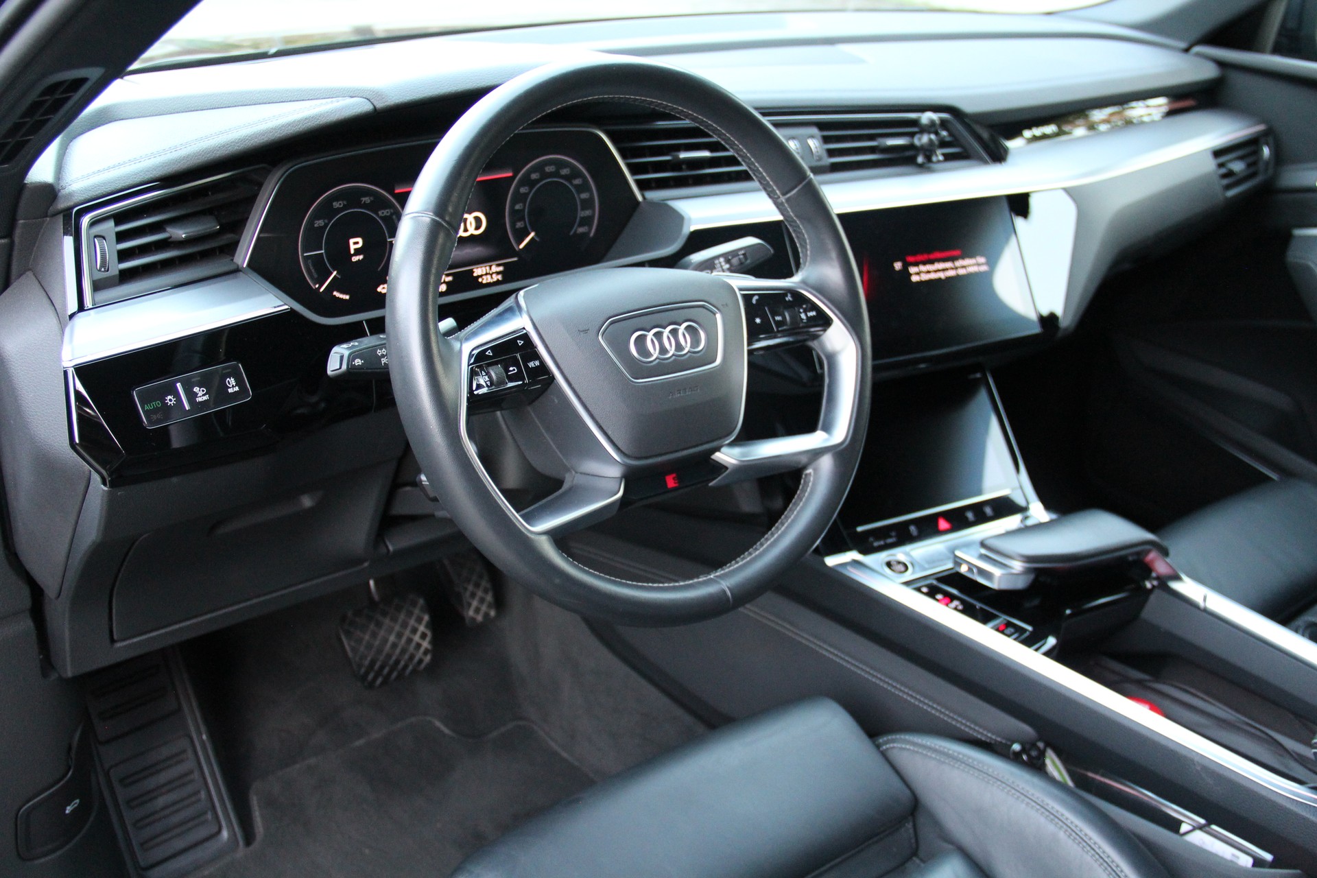 AUDI e-tron 55 Sportback S Line Black Edition quattro-image-9