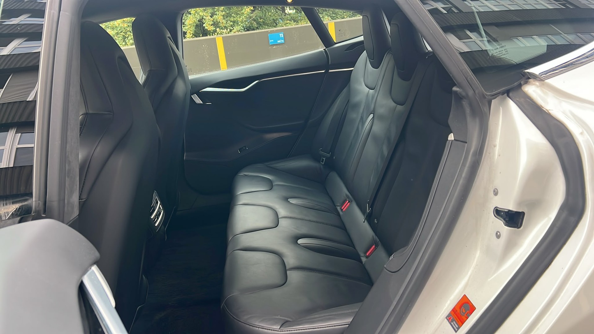 TESLA Model S 85 D-image-14