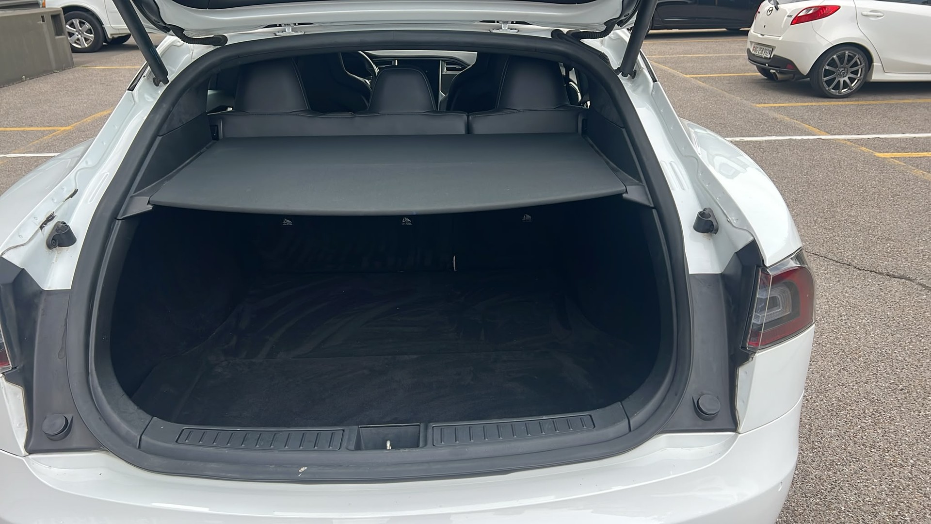 TESLA Model S 85 D-image-15