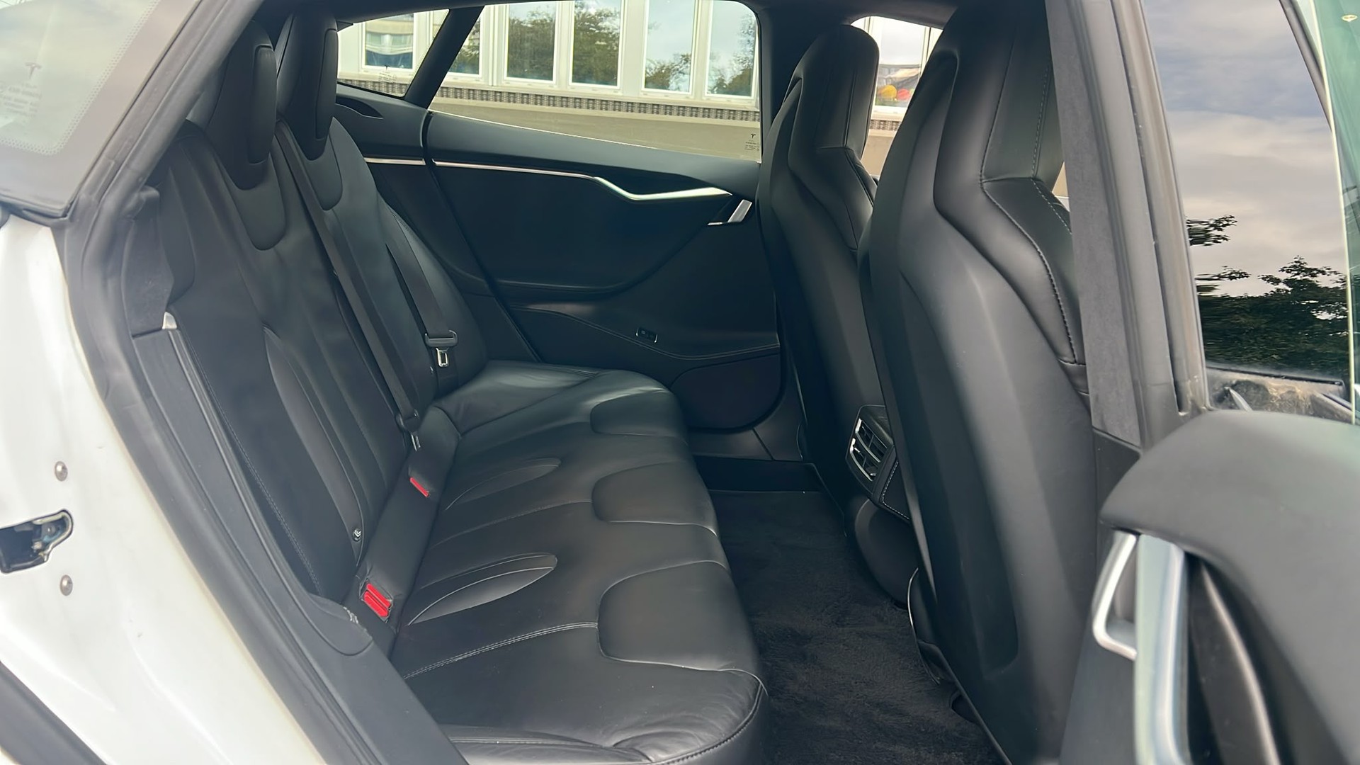 TESLA Model S 85 D-image-13
