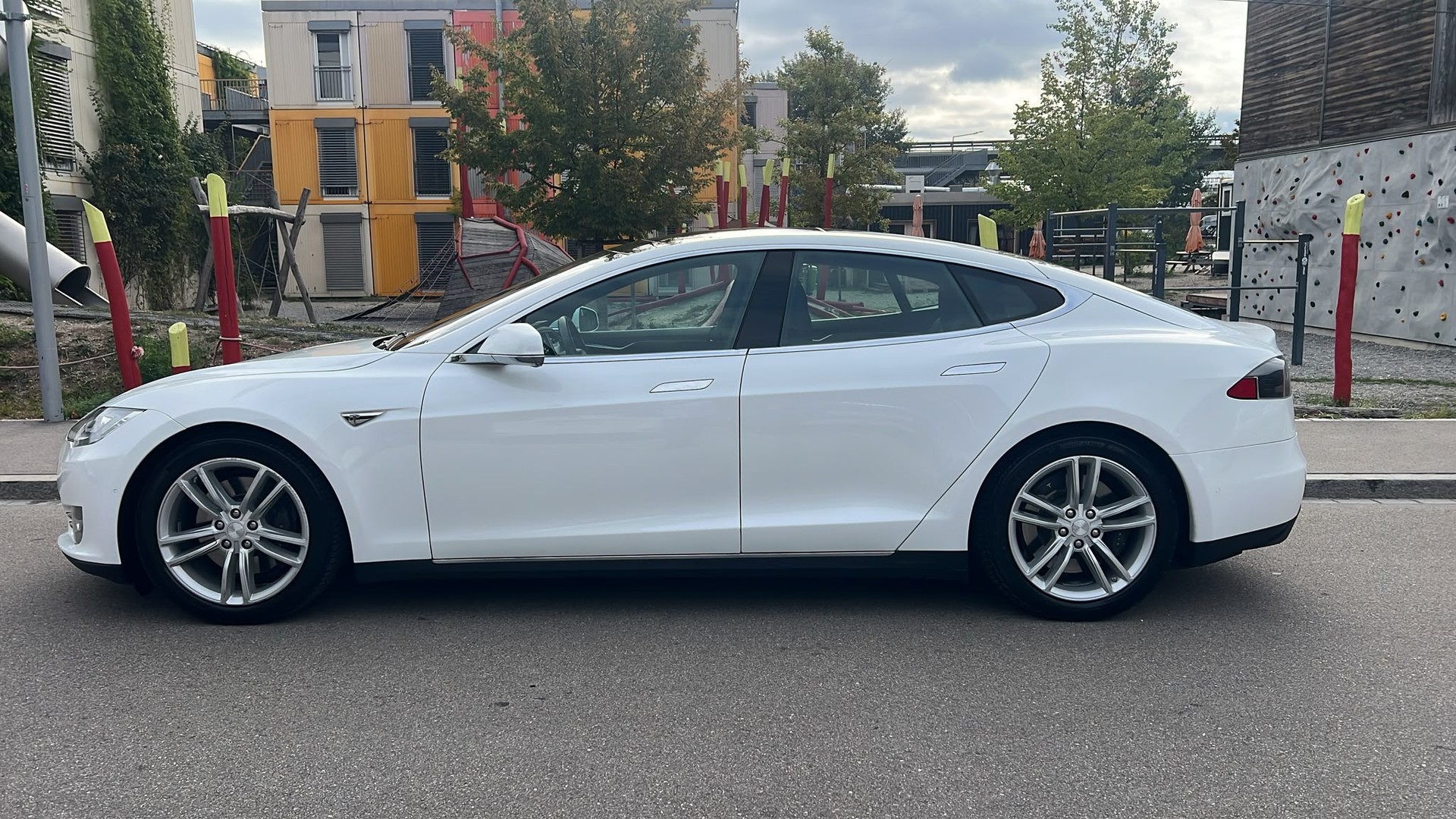 TESLA Model S 85 D-image-4