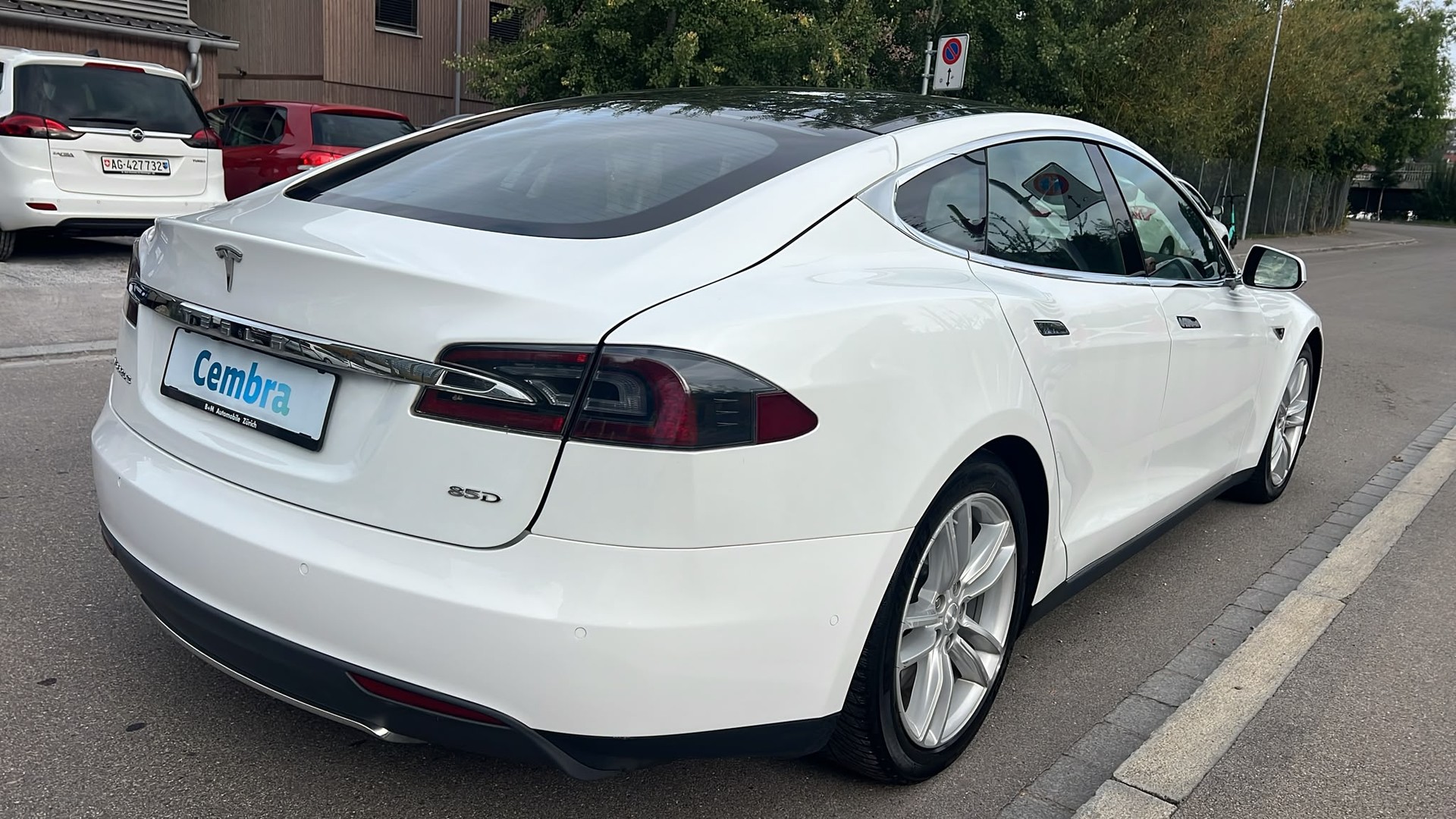 TESLA Model S 85 D-image-5