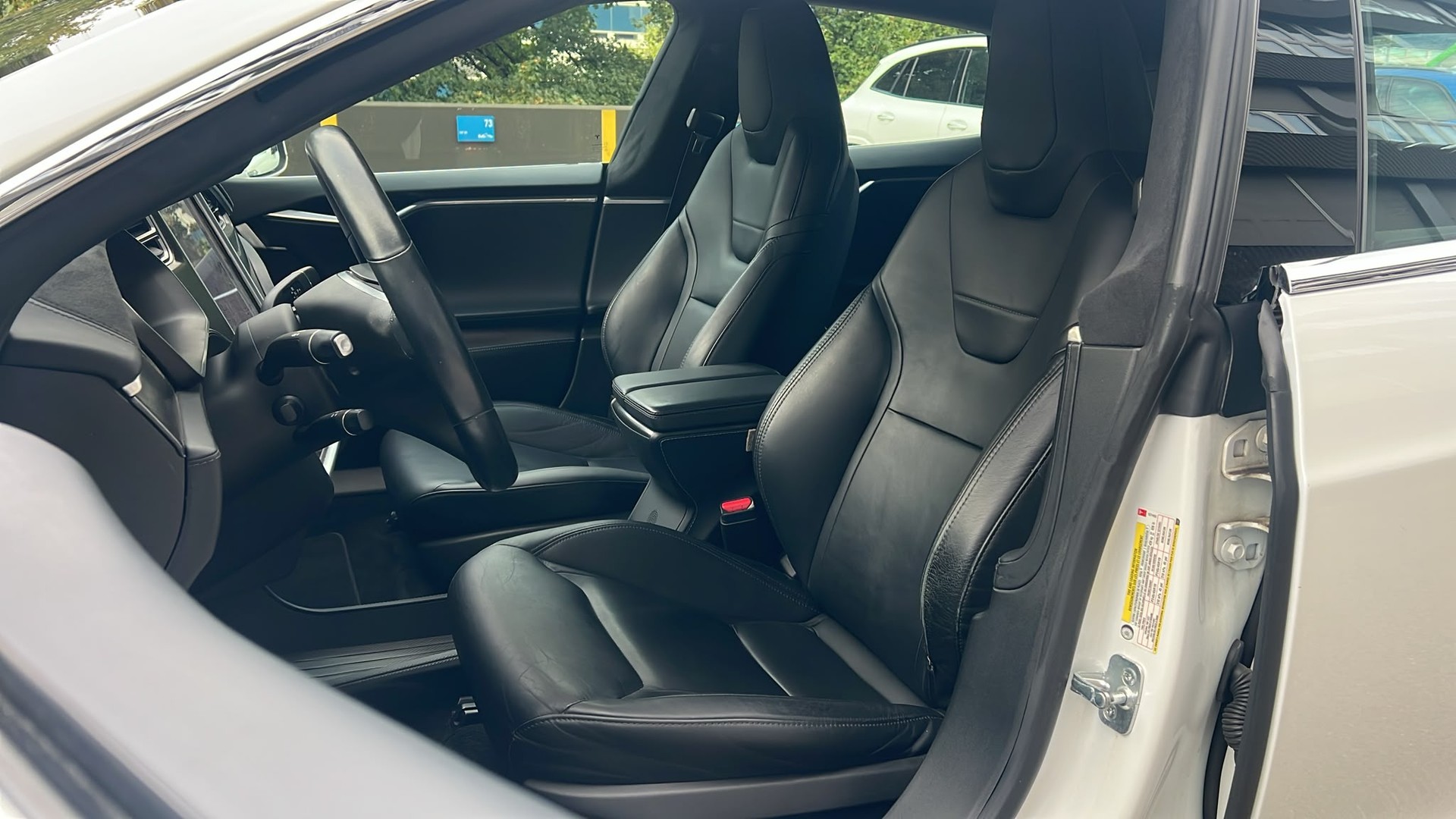 TESLA Model S 85 D-image-10