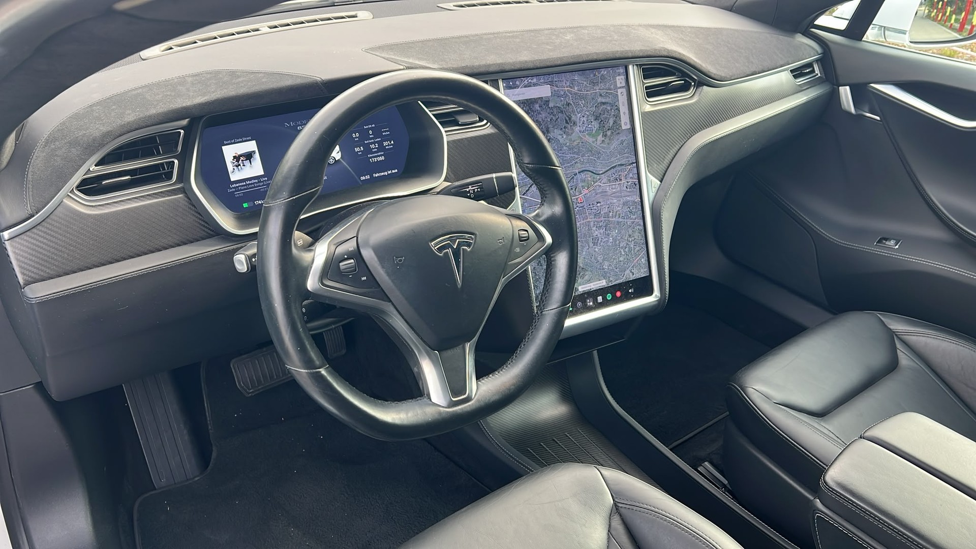 TESLA Model S 85 D-image-9