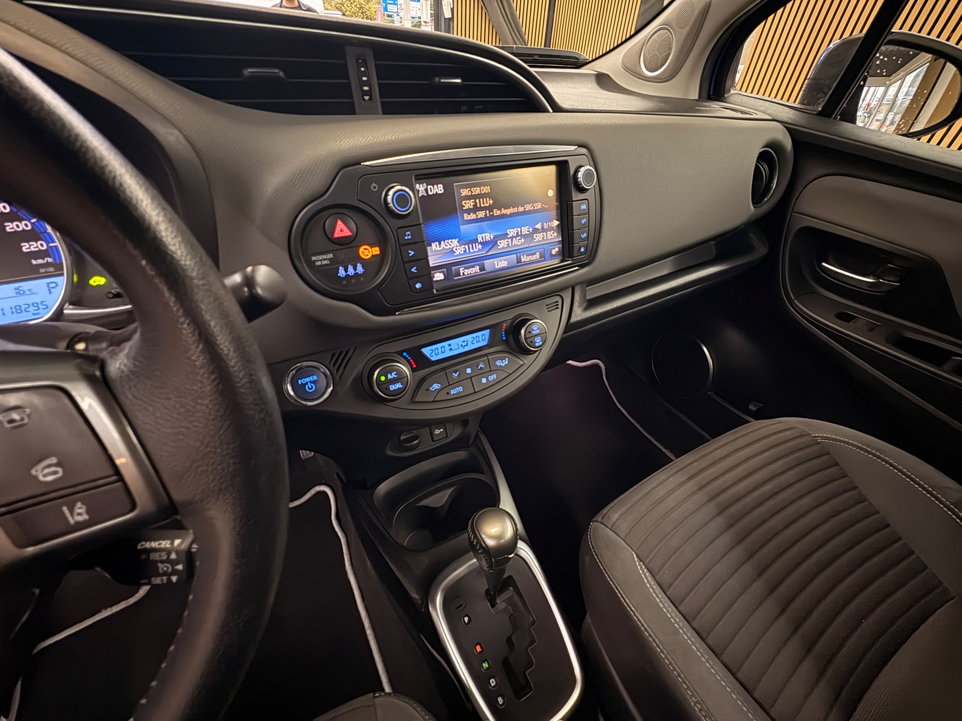 TOYOTA Yaris 1.5 VVT-i Hybrid Sol Premium e-CVT-image-12